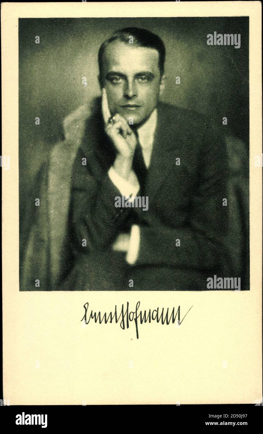 Schauspieler Ernst Hofmann sitzend, Anzug, Krawatte | usage worldwide Stock Photo