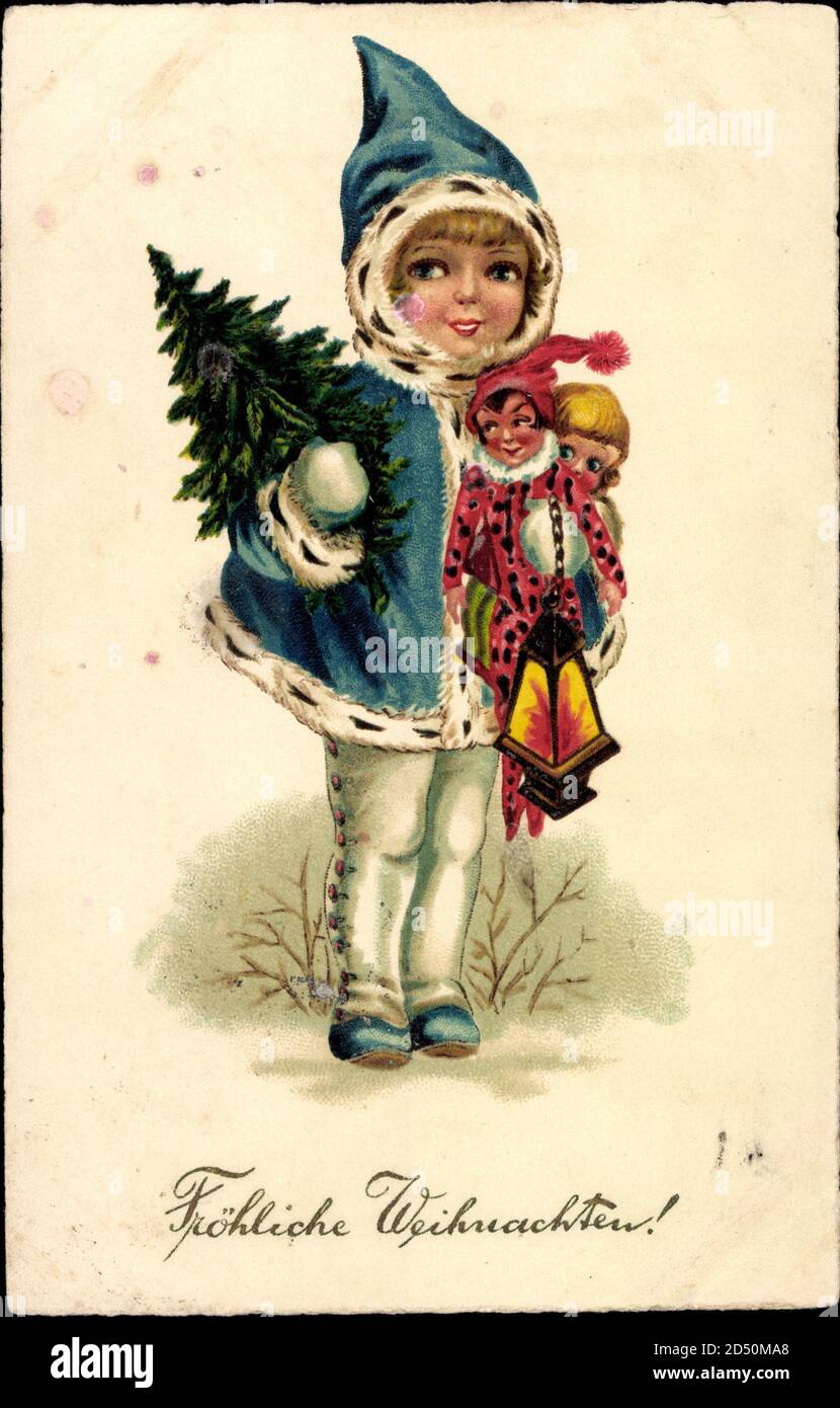 Mädchen mit ihren Puppen trägt einen kleinen Tannenbaum usage