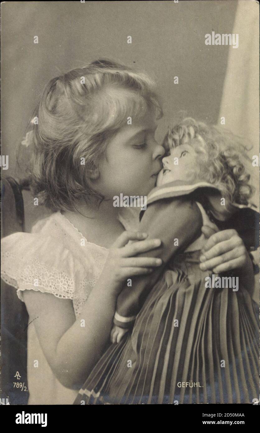 Gefühl, Kleines Mädchen küsst ihre Puppe innig | usage worldwide Stock Photo