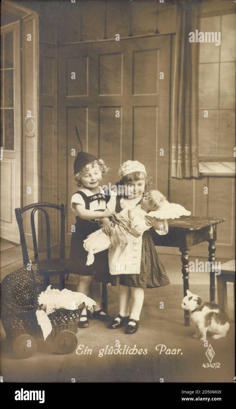 Ein glückliches Paar, Kinder als Ehepaar, Puppe als Baby, Hauskatze | usage worldwide Stock Photo