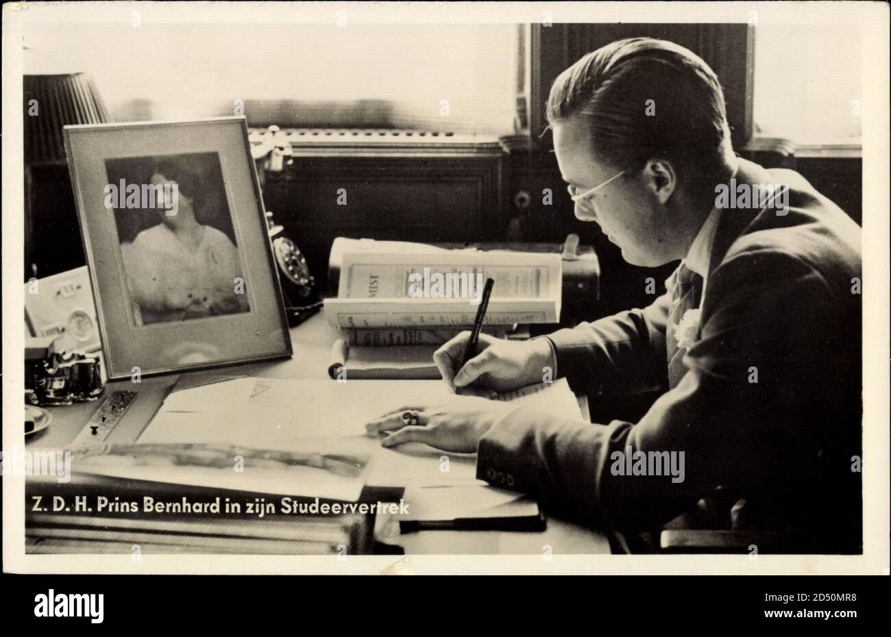 Prinz Bernhard der Niederlanden am Schreibtisch, Portrait seiner Frau | usage worldwide Stock Photo
