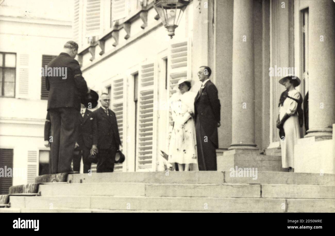 Königin Juliana und Prinz Bernhard der Niederlanden vor einem Gebäude | usage worldwide Stock Photo