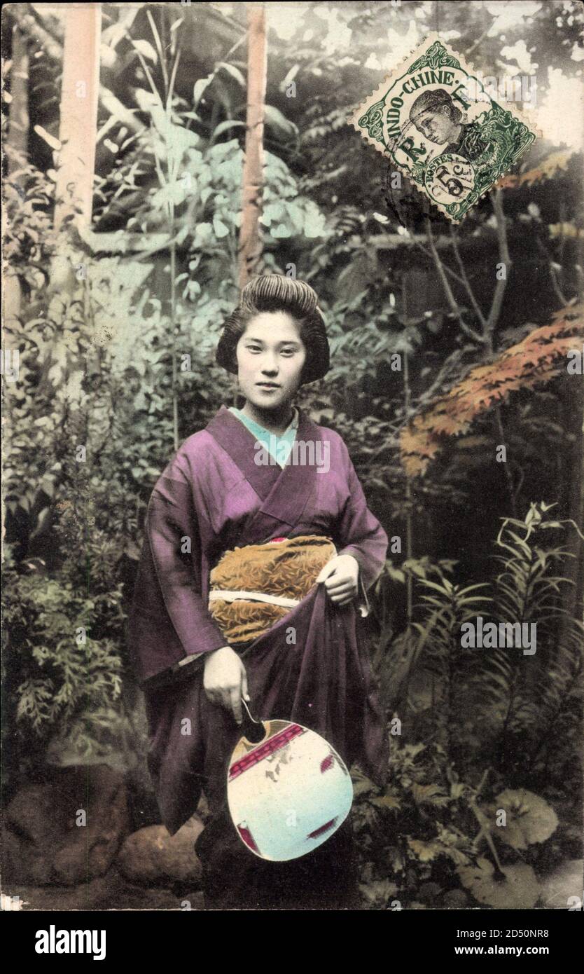 Japan, Japanerin in traditioneller Volkstracht, Fächer, Violettes Kleid |  usage worldwide Stock Photo - Alamy