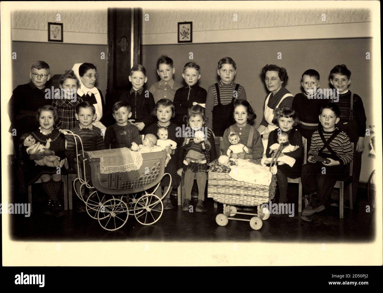 Gruppenfoto, Kinder mit Spielzeuge, Schwestern, Puppen, Kinderwagen | usage worldwide Stock Photo