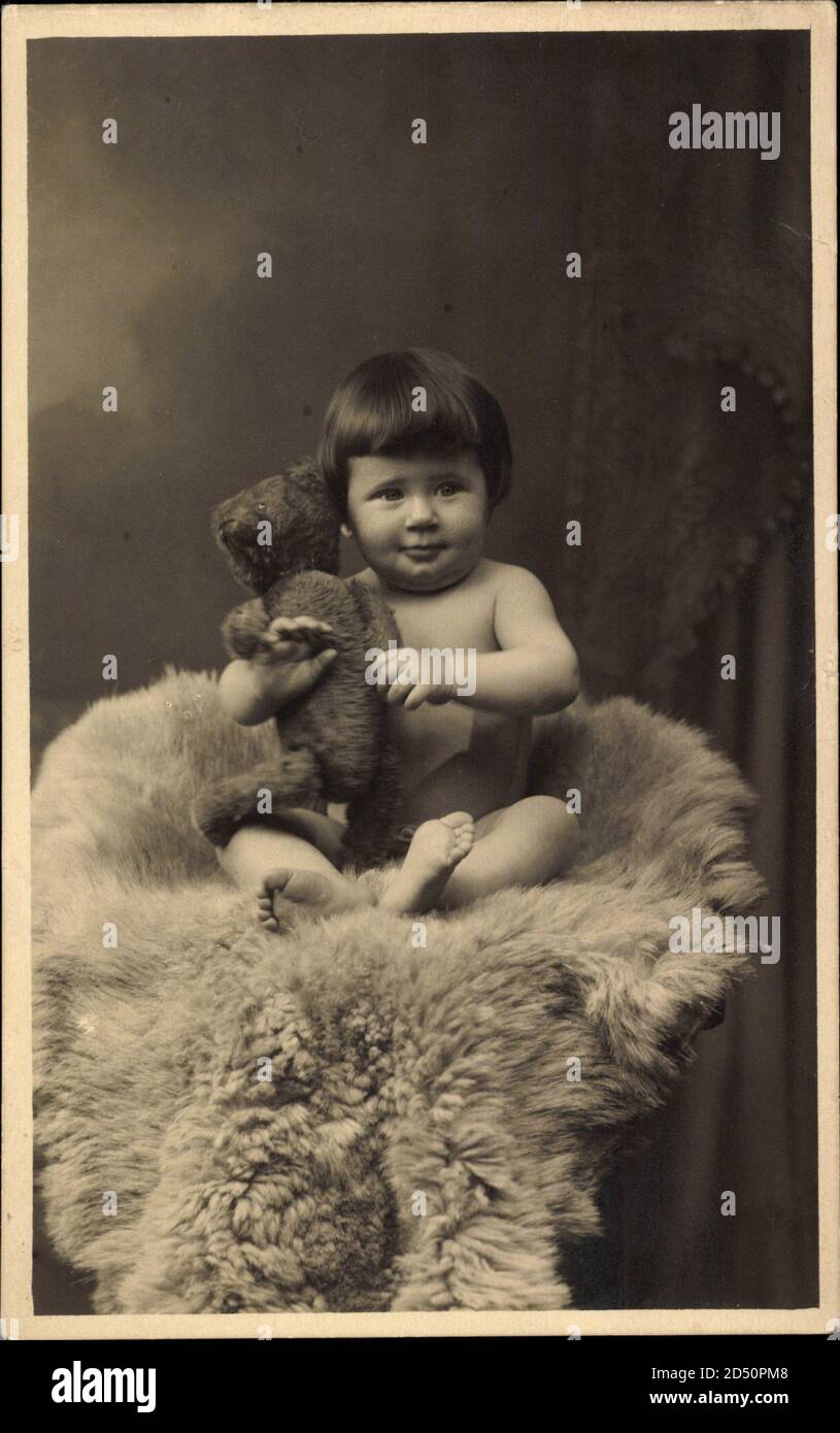 Kleinkind mit Teddybären in der Hand, Tierfell | usage worldwide Stock Photo