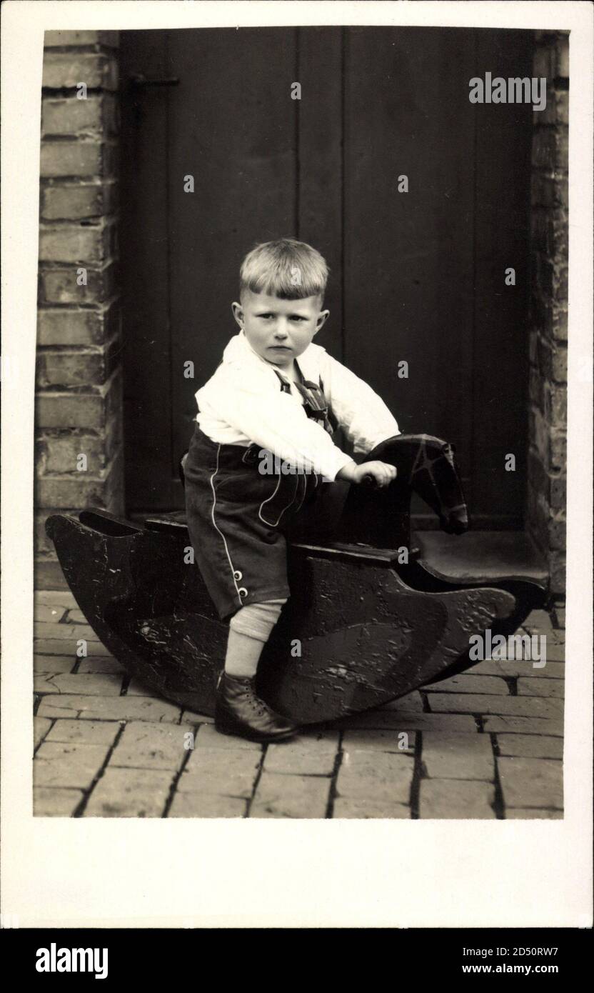 Kleiner Junge in Lederhosen auf einem Schaukelpferd | usage worldwide Stock  Photo - Alamy