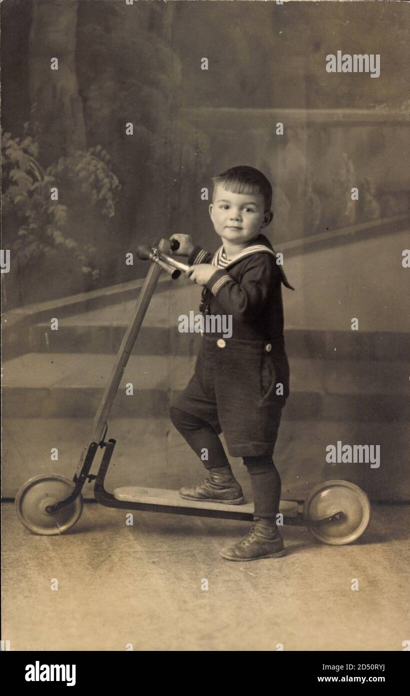 Kleiner Junge mit seinem Tretroller, Hupe, Matrosenuniform | usage worldwide Stock Photo