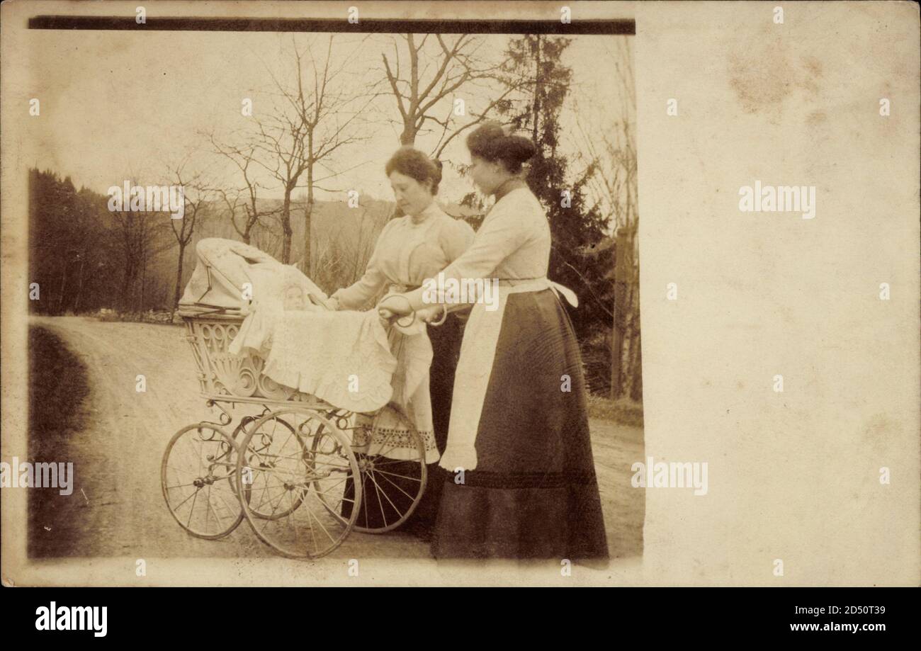 Zwei Frauen mit einem Neugeborenen, Kinderwagen | usage worldwide Stock Photo