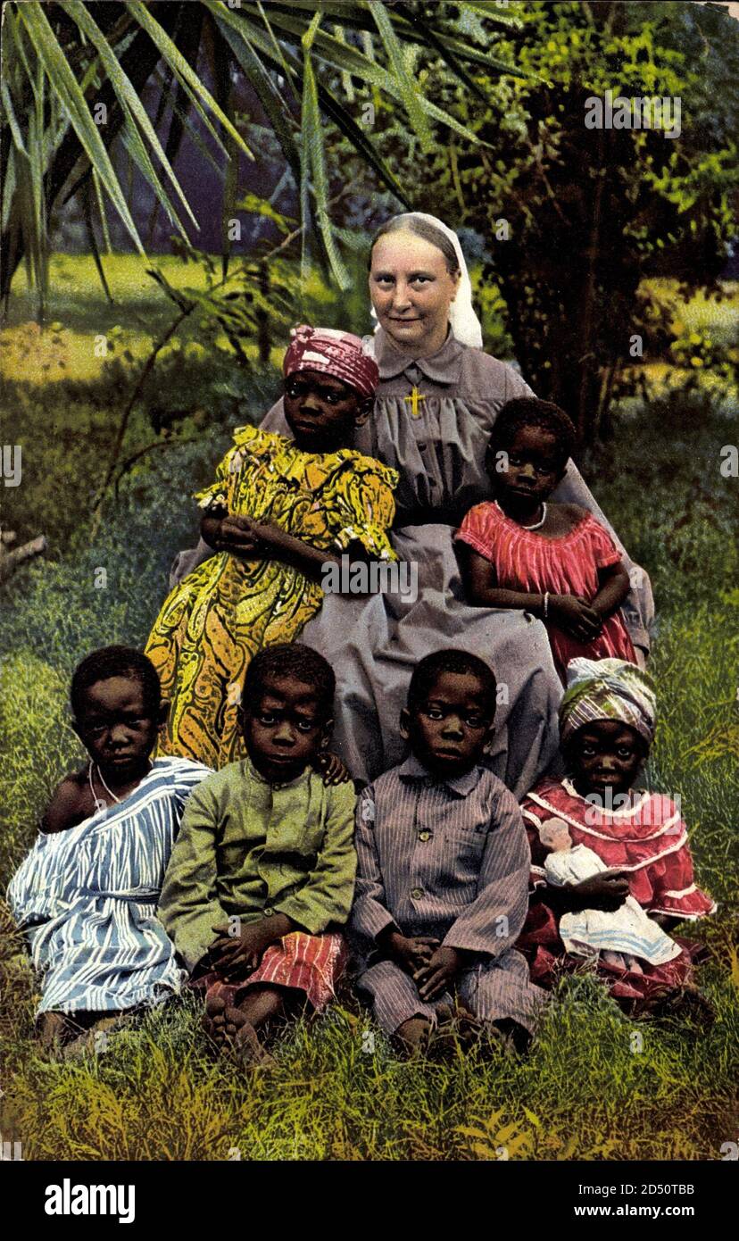 Missionsdiakonisse mit ihren Lieblingen, Togo, Westafrika | usage worldwide Stock Photo