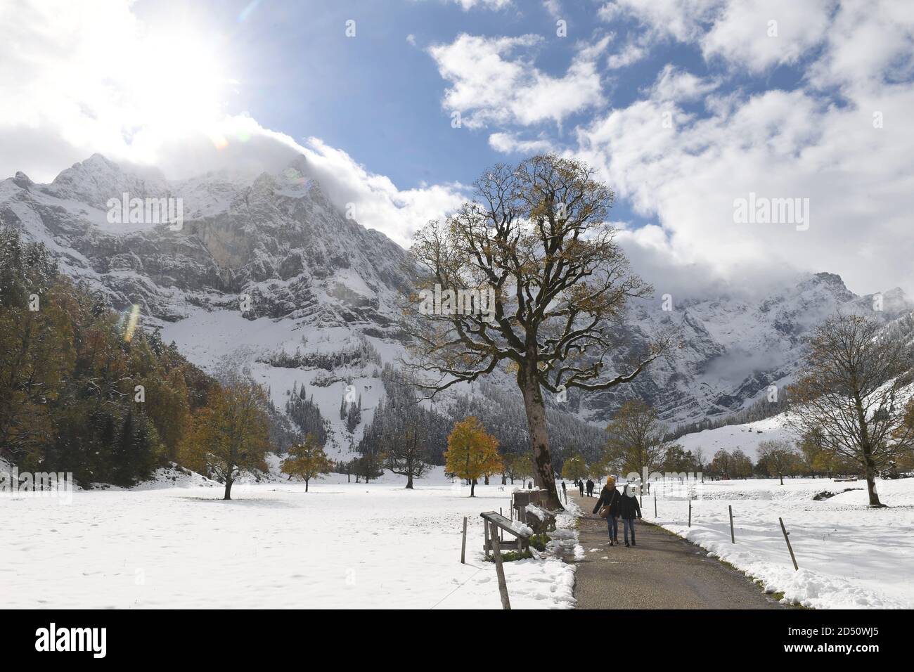 Eng, Austria. 12th Oct, 2020. Near the Austrian village of Eng am großen Ahornboden in the Karwendel Nature Park, cool temperatures and snow prevail. Credit: Felix Hörhager/dpa/Alamy Live News Stock Photo