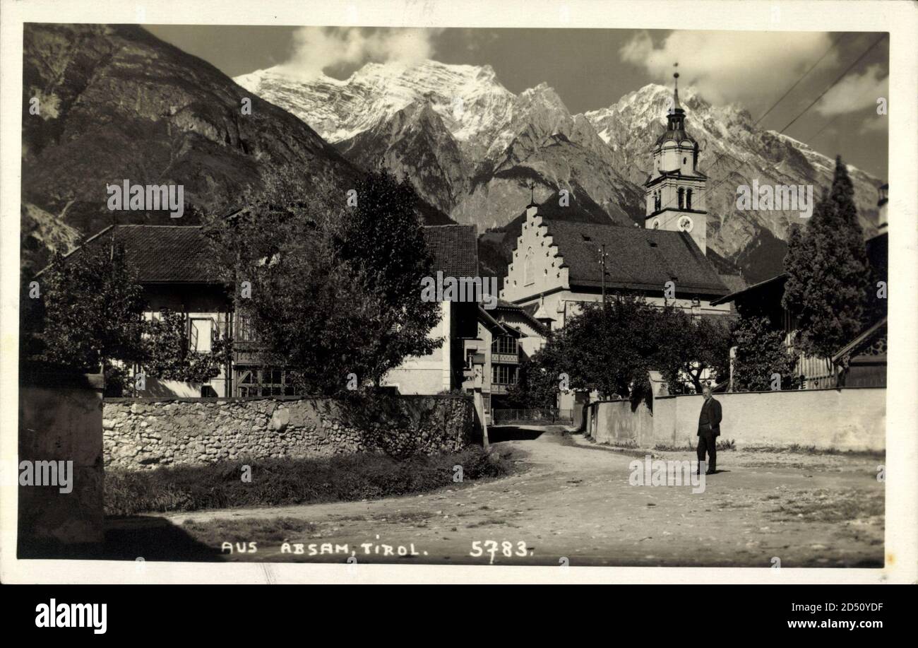 Absam Absam Tirol, Mann auf der Straße, Kirche, Alpen | usage worldwide Stock ...