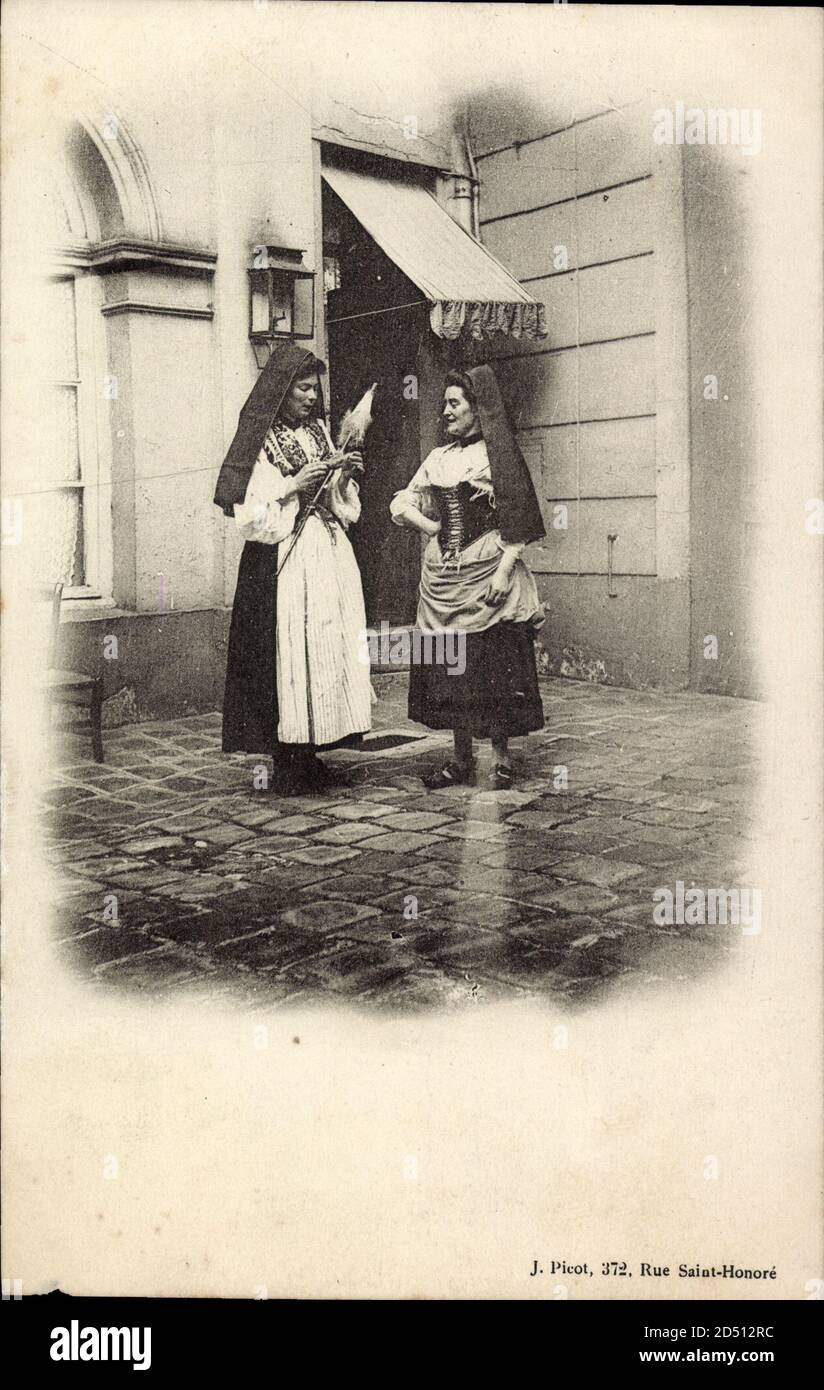 Frankreich, Zwei Frauen in Trachten, Spindel | usage worldwide Stock Photo