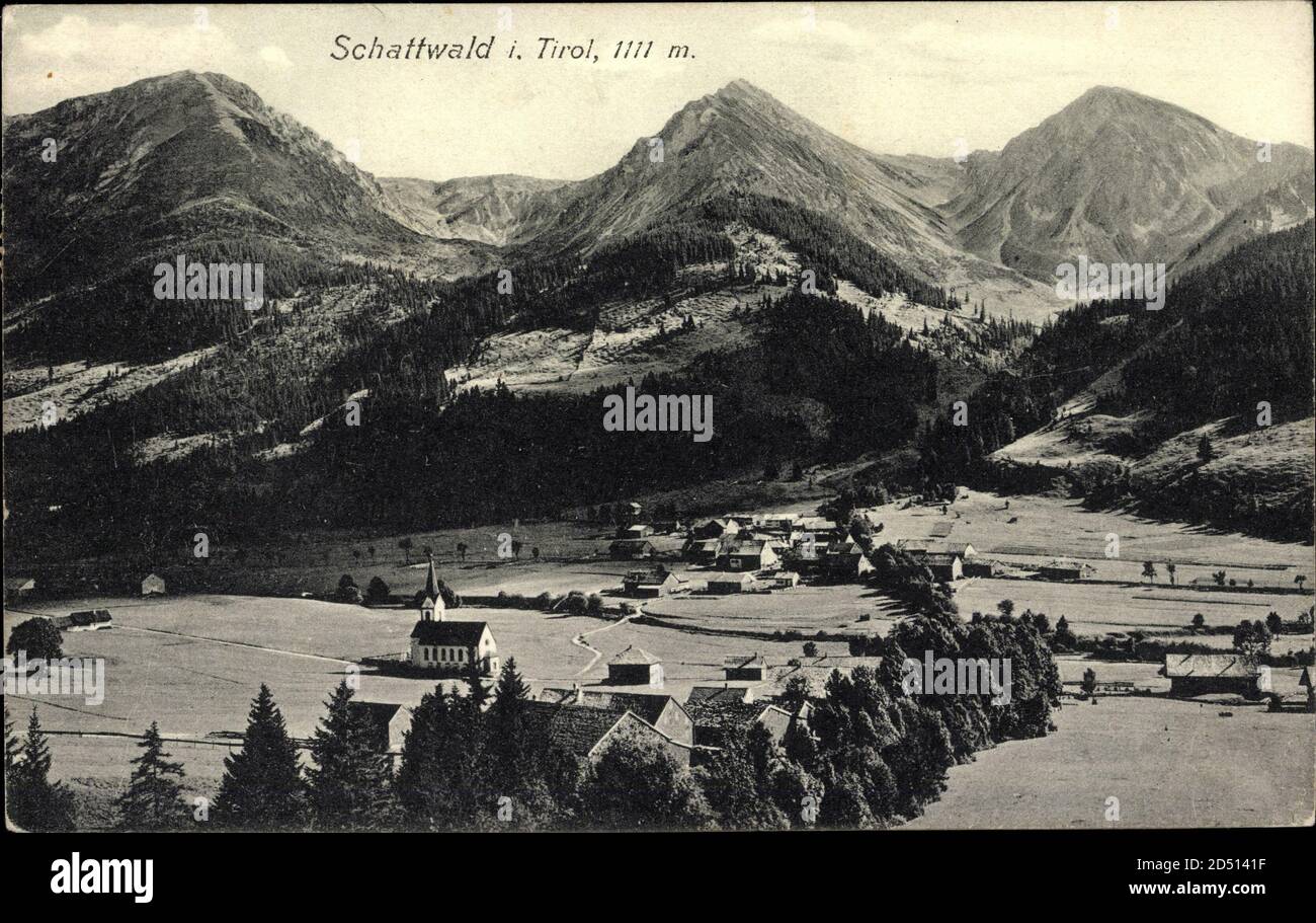Schattwald Tirol, Totalansicht, Ort im Tal, Kirche | usage worldwide Stock Photo