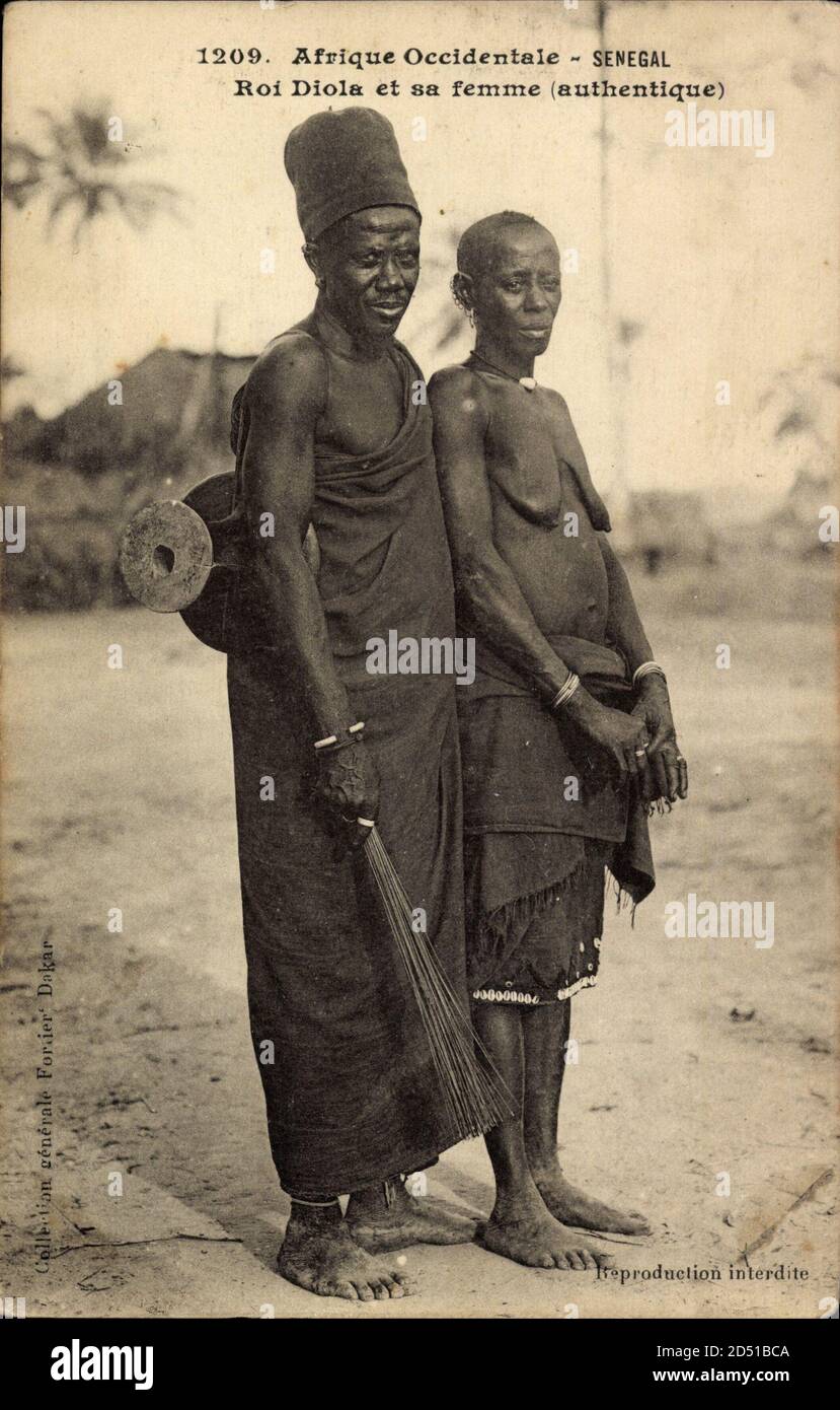 Senegal Afrique Occidentale Francaise Roi Diola Et Sa Femme Authentique Usage Worldwide Stock Photo Alamy
