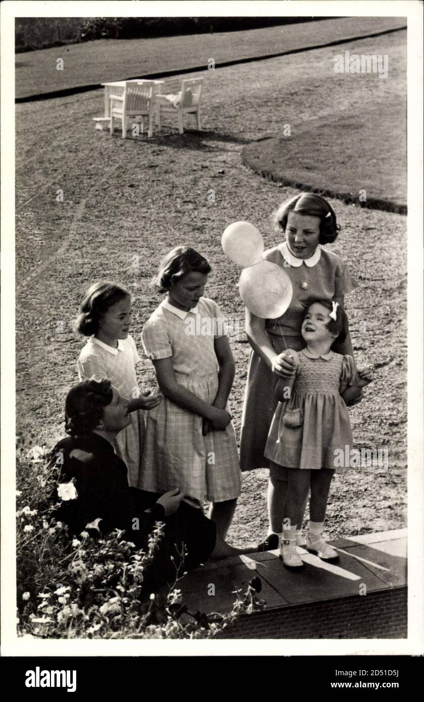 Königin Juliana mit Kindern Beatrix, Irene, Margriet und Christina | usage worldwide Stock Photo