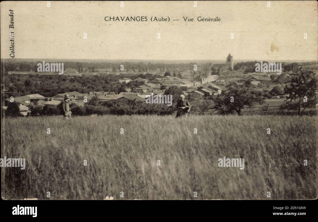 Chavanges Aube in Frankreich, Blick zum Ort mit Kirche, Mann und Frau im Feld | usage worldwide Stock Photo