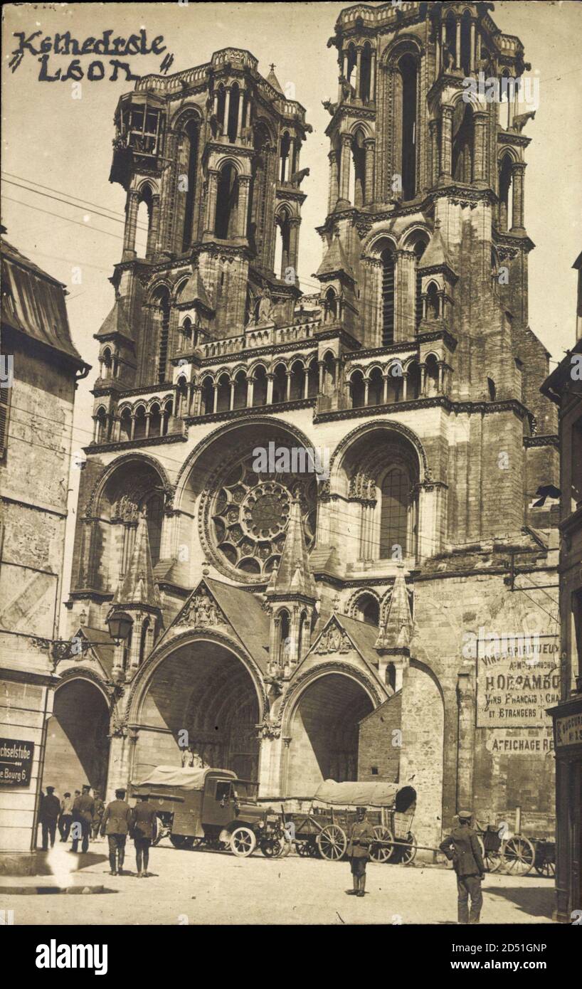 Laon Aisne France, Blick auf die Kathedrale, Werbung für Vins et Spiritueux | usage worldwide Stock Photo