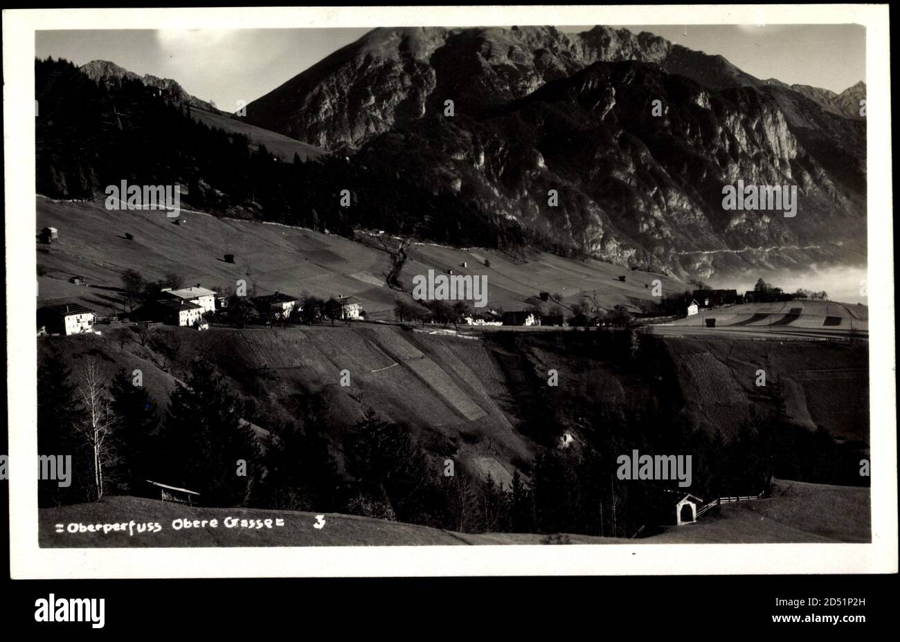 Oberperfuss Tirol, Blick auf Ort und Landschaft | usage worldwide Stock Photo
