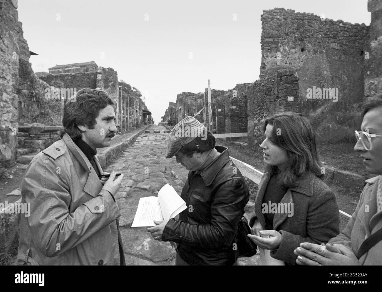 - terremoto in Irpinia, tre settimane dopo  (dicembre 1980), tecnici della Sovraintendenza ai Beni Culturali studiano la messa in sicurezza dell'area archeologica di Pompei - earthquake in Irpinia, three weeks after (December1980), technicians of the Superintendence of Cultural Heritage studying the safeguarding of Pompei archaeological area Stock Photo