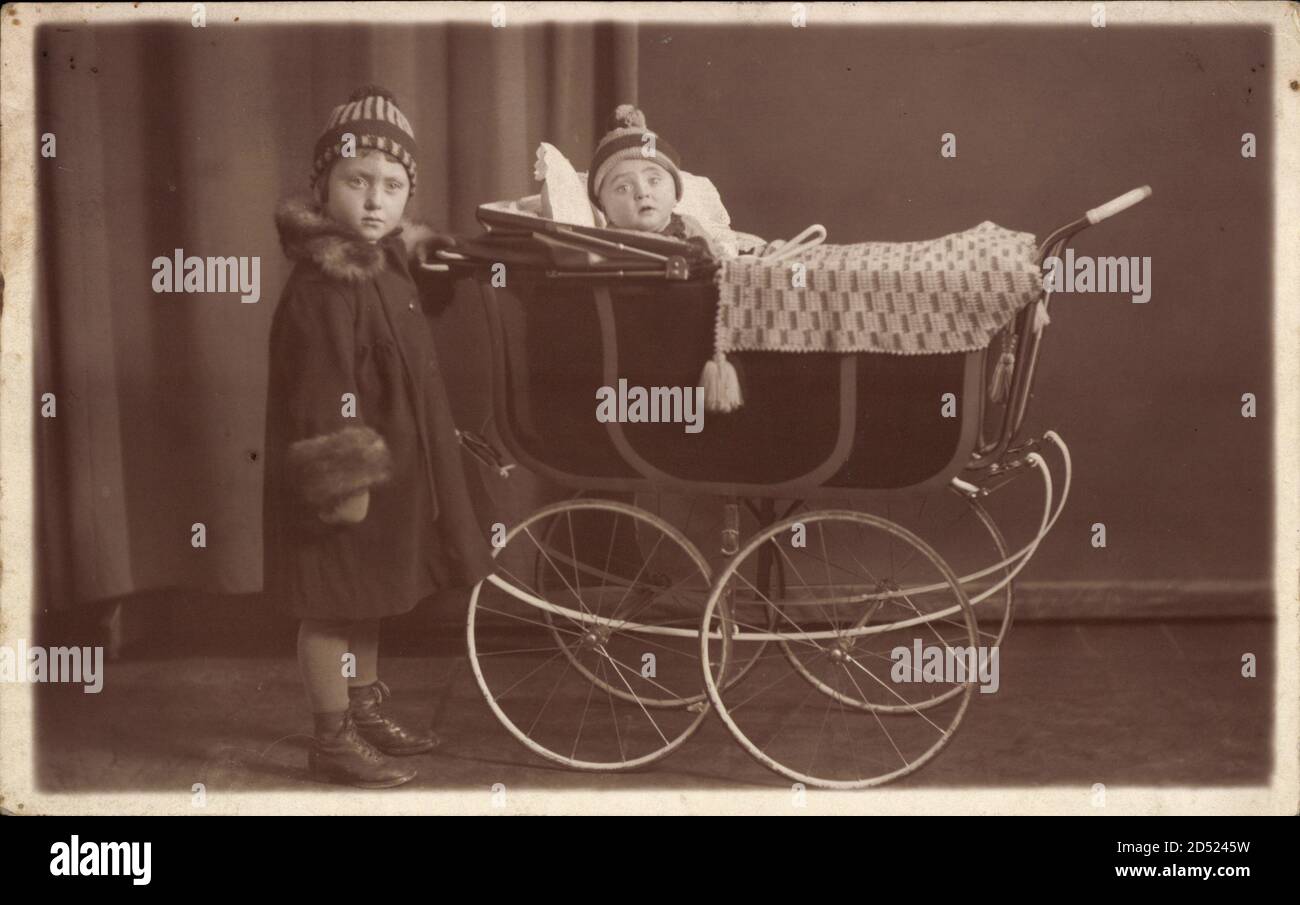 Zwei Kinder mit Kinderwagen, Mädchen in Pelzmantel | usage worldwide Stock Photo