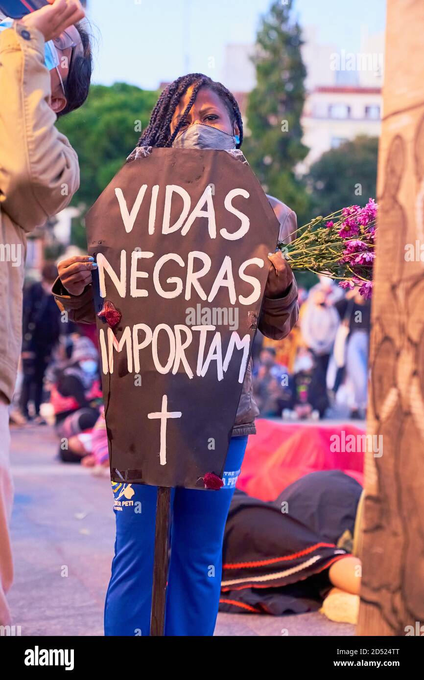 Black lives matter, vidas negras importam, Plaza Colon, Dia Nacional de España, Dia de la Hispanidad, protest, Madrid, Spain, October 12th 2020 Stock Photo