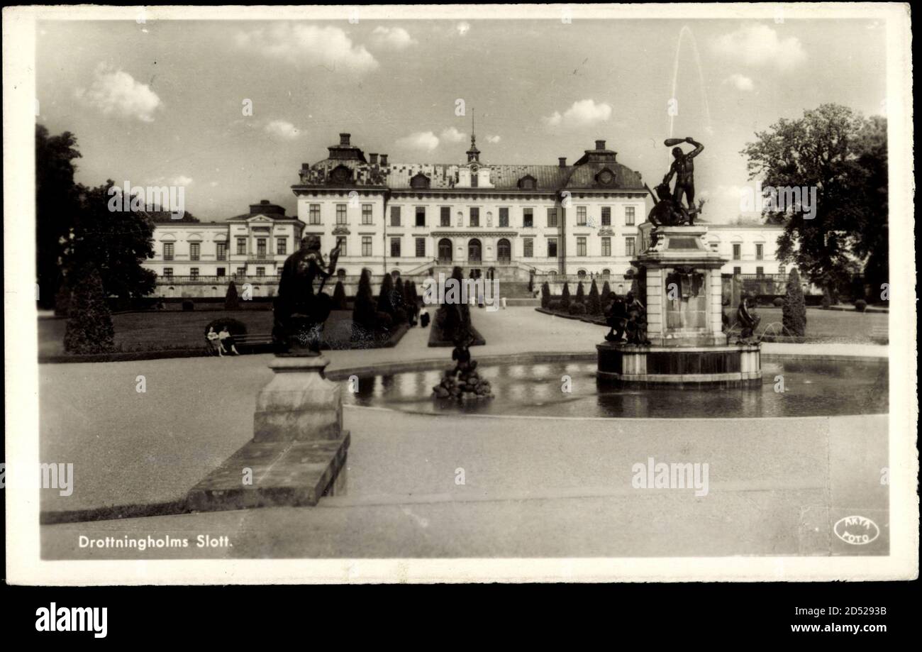 Drottningholm Schweden,Blick auf Schloss mit Brunnen | usage worldwide