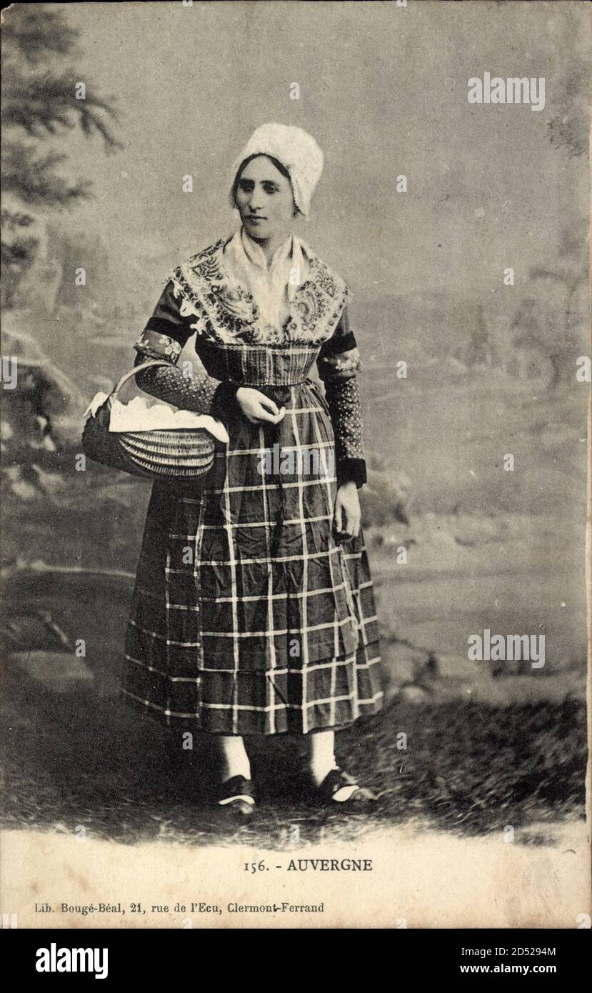 Une femme en costume, Auvergne, Trachten, Korb | usage worldwide Stock  Photo - Alamy