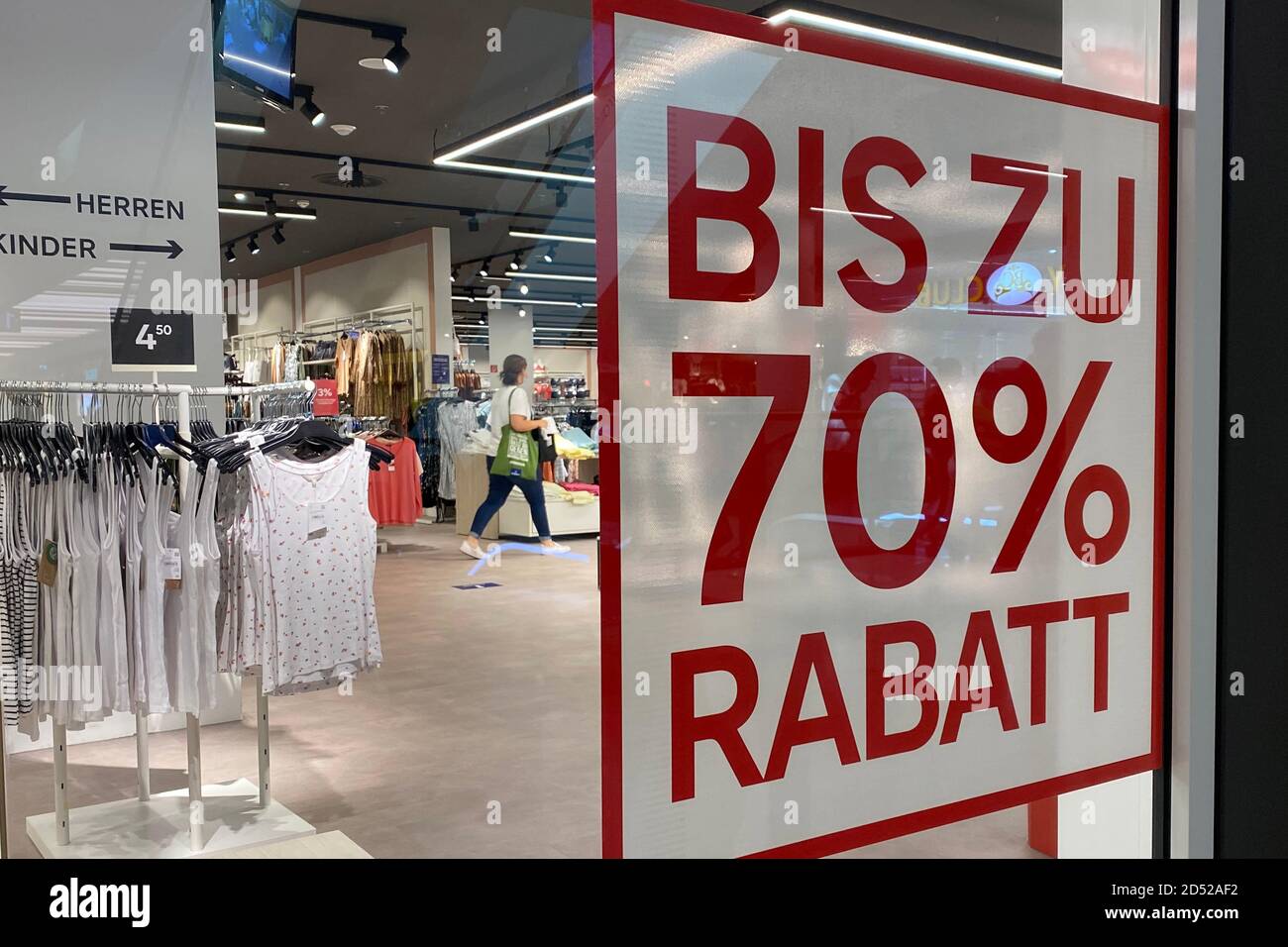 Munich, Deutschland. 07th Aug, 2020. Topic picture SALE, sale due to