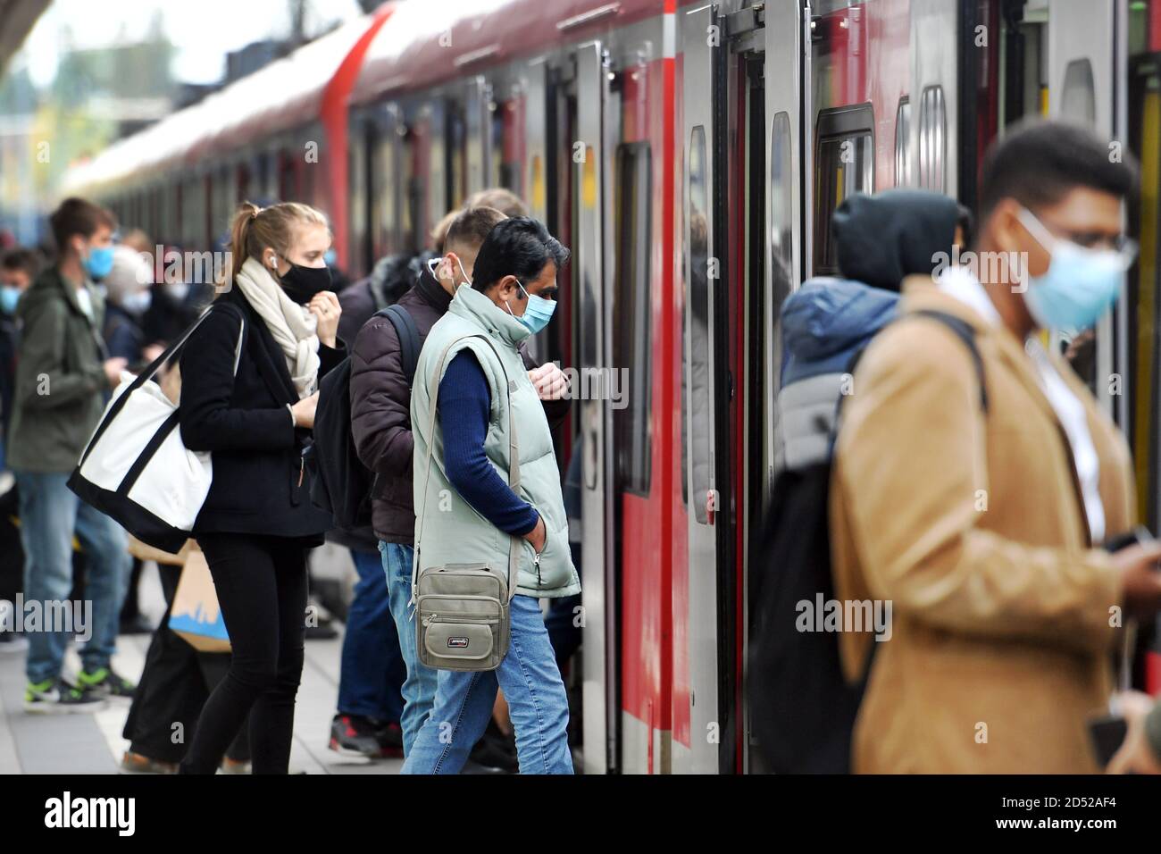 Munich, Deutschland. 12th Oct, 2020. Mask requirement in public