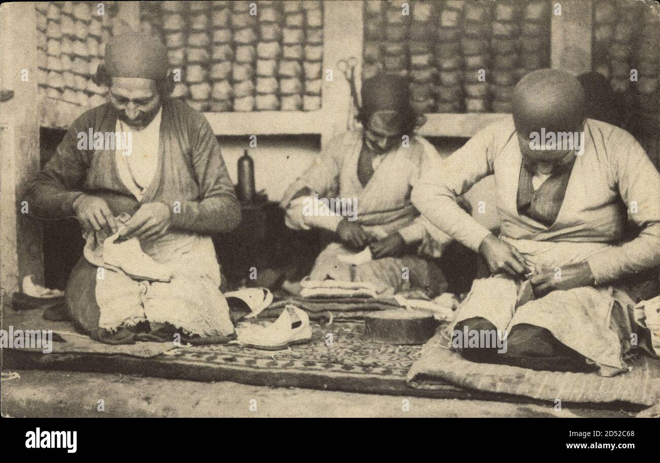 Abadan Iran Einheimische Bei Der Arbeit Handarbeit Schuhmacher abadan-iran-einheimische-bei-der-arbeit-handarbeit-schuhmacher