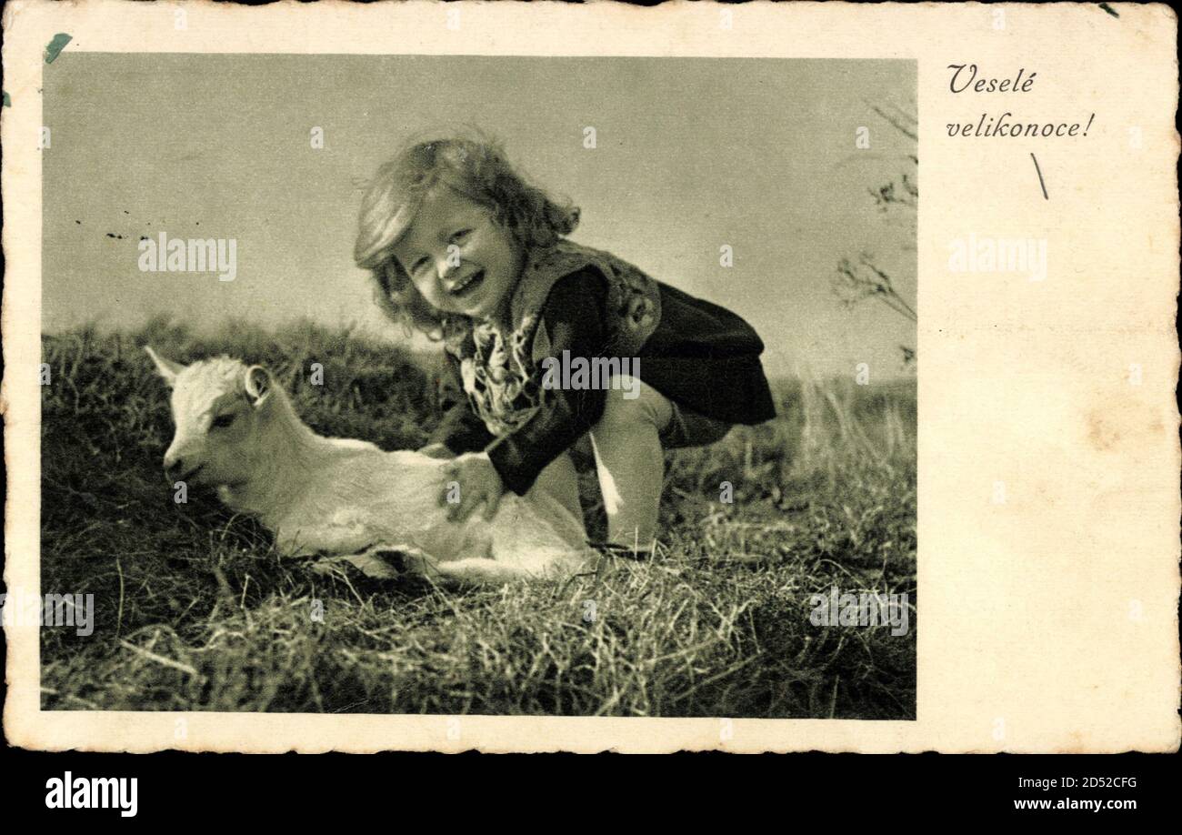 Glückwunsch Ostern, Kleines Mädchen mit jungem Lamm | usage worldwide Stock Photo