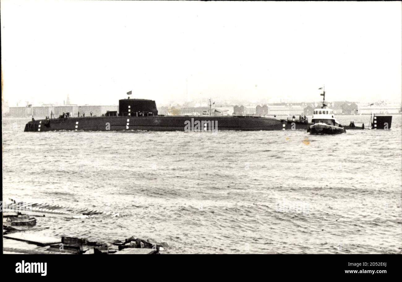 Hms renown hi-res stock photography and images - Alamy