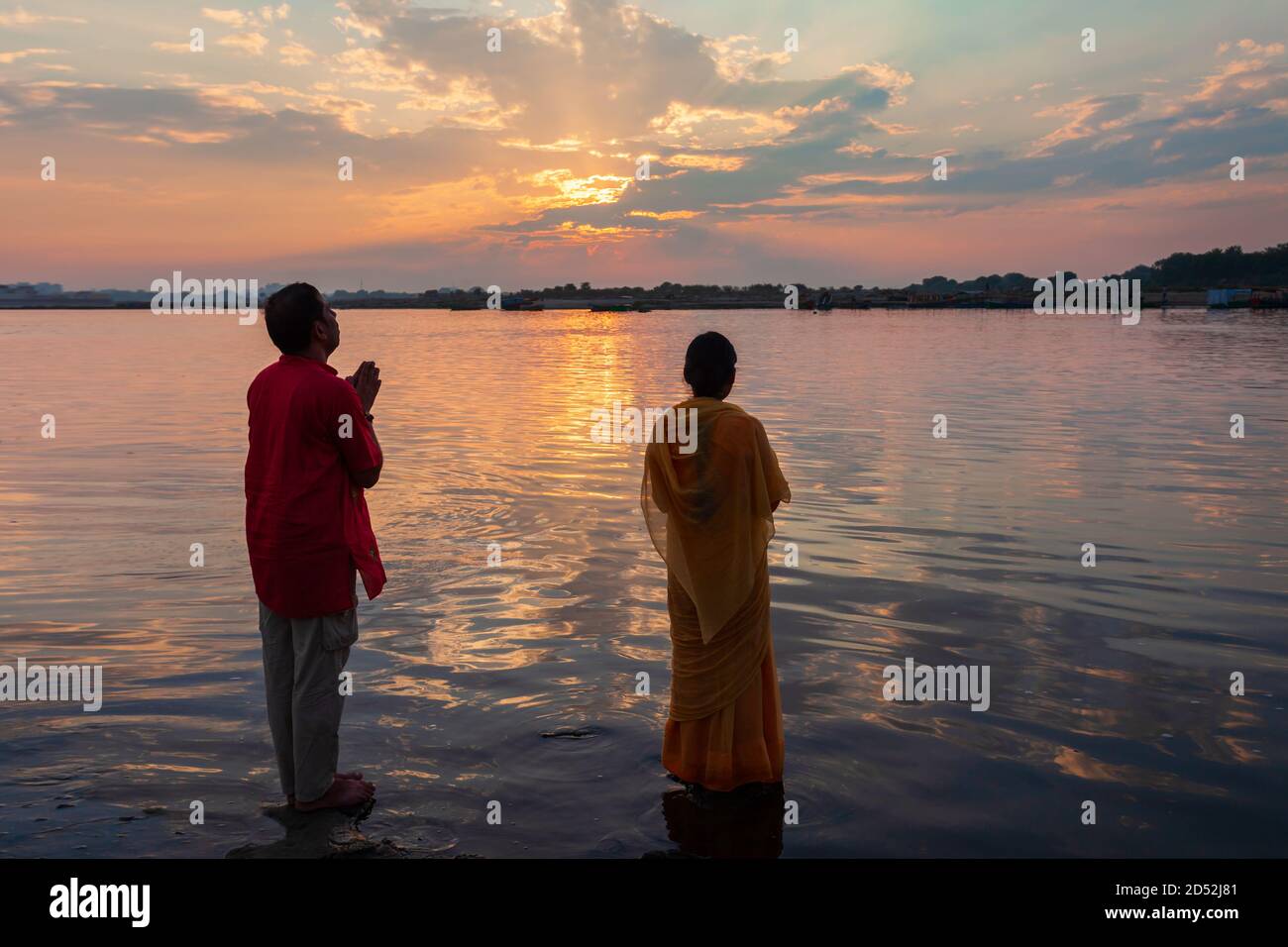 VRINDAVAN, INDIA - SEPTEMBER 20, 2019: Unidentified pilgrims praying at the Yamuna river in Vrindavan city in Uttar Pradesh state of India Stock Photo