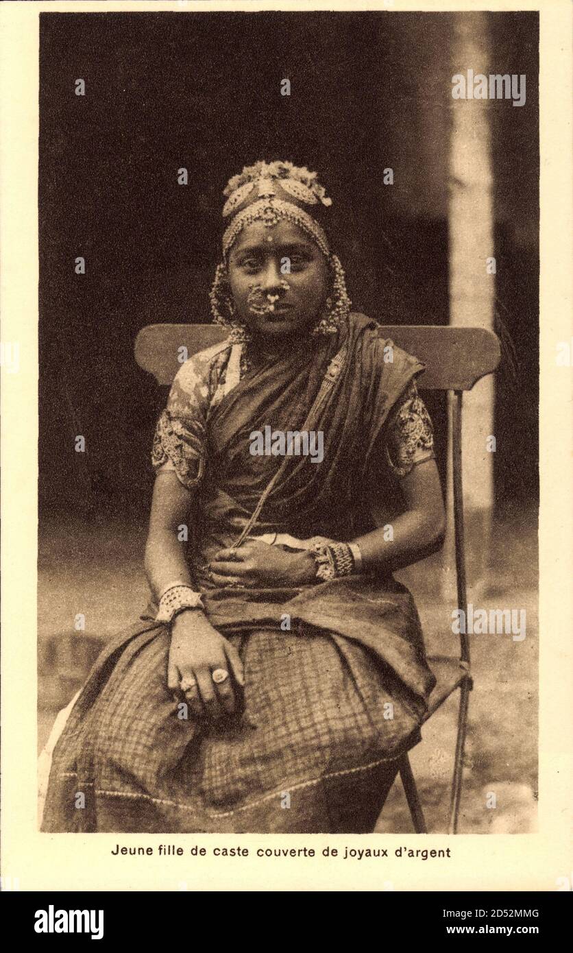 Jeune fille de caste couverte de joyaux d'argent, Inderin mit Goldschmuck | usage worldwide Stock Photo