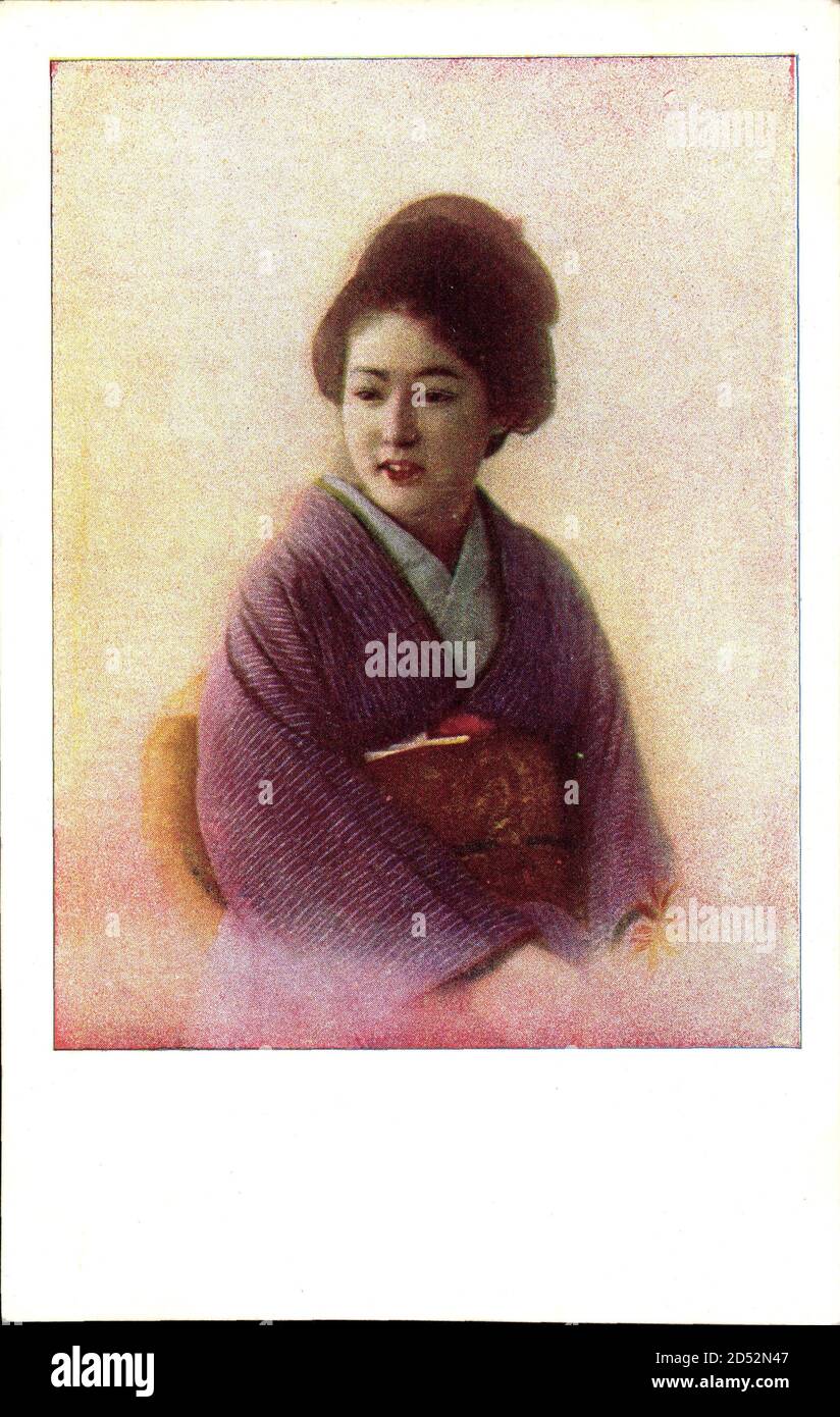 Japan, Asiatin in traditionellem Kimono, Sitzend | usage worldwide Stock Photo