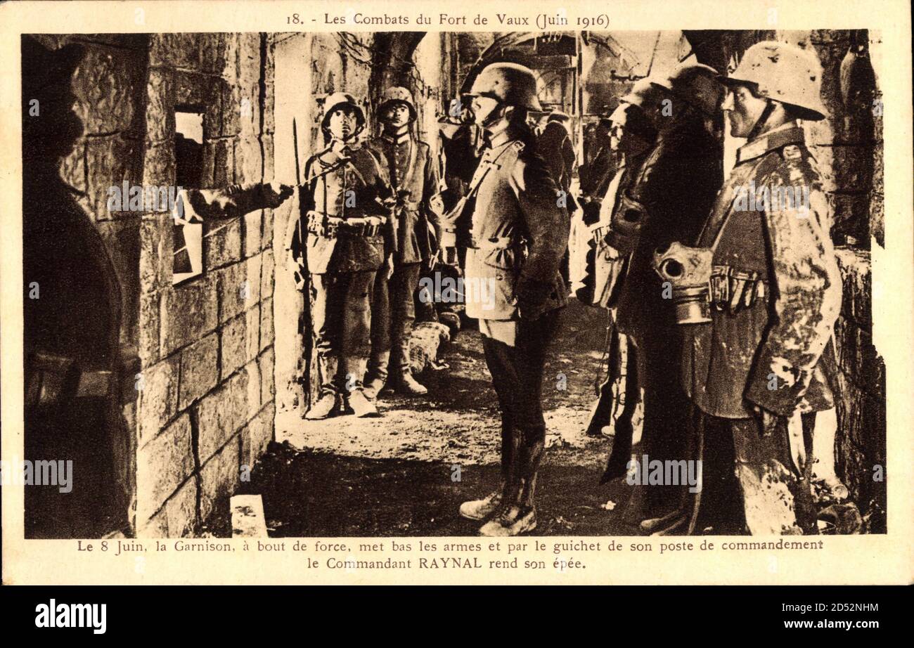 Combats du Fort de Vaux, Juin 1916, Garnison, Commandant Raynal rend son Épée | usage worldwide Stock Photo