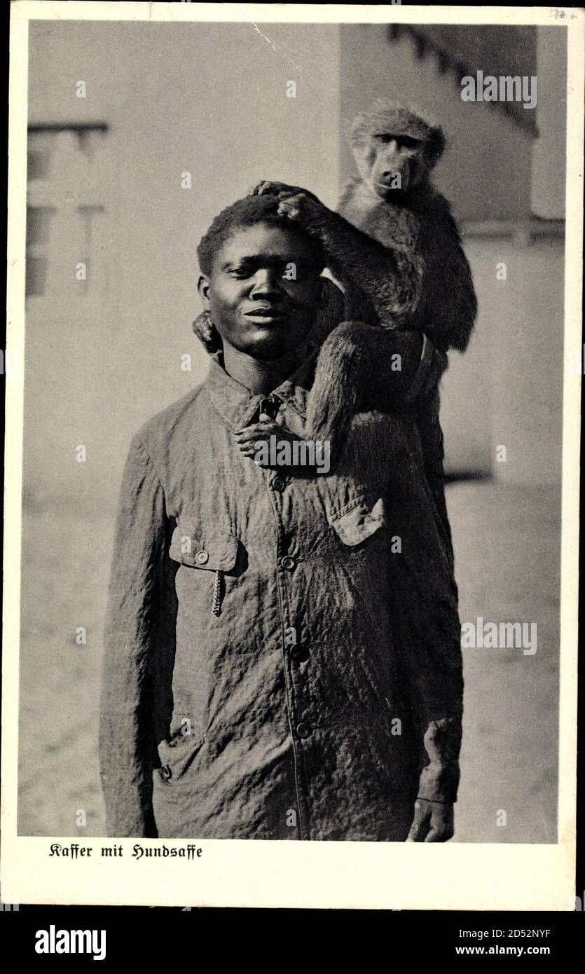 Kaffer mit Hundsaffe,Afrikaner mit einem Affen auf der  Schulter,Südwestafrika | usage worldwide Stock Photo - Alamy