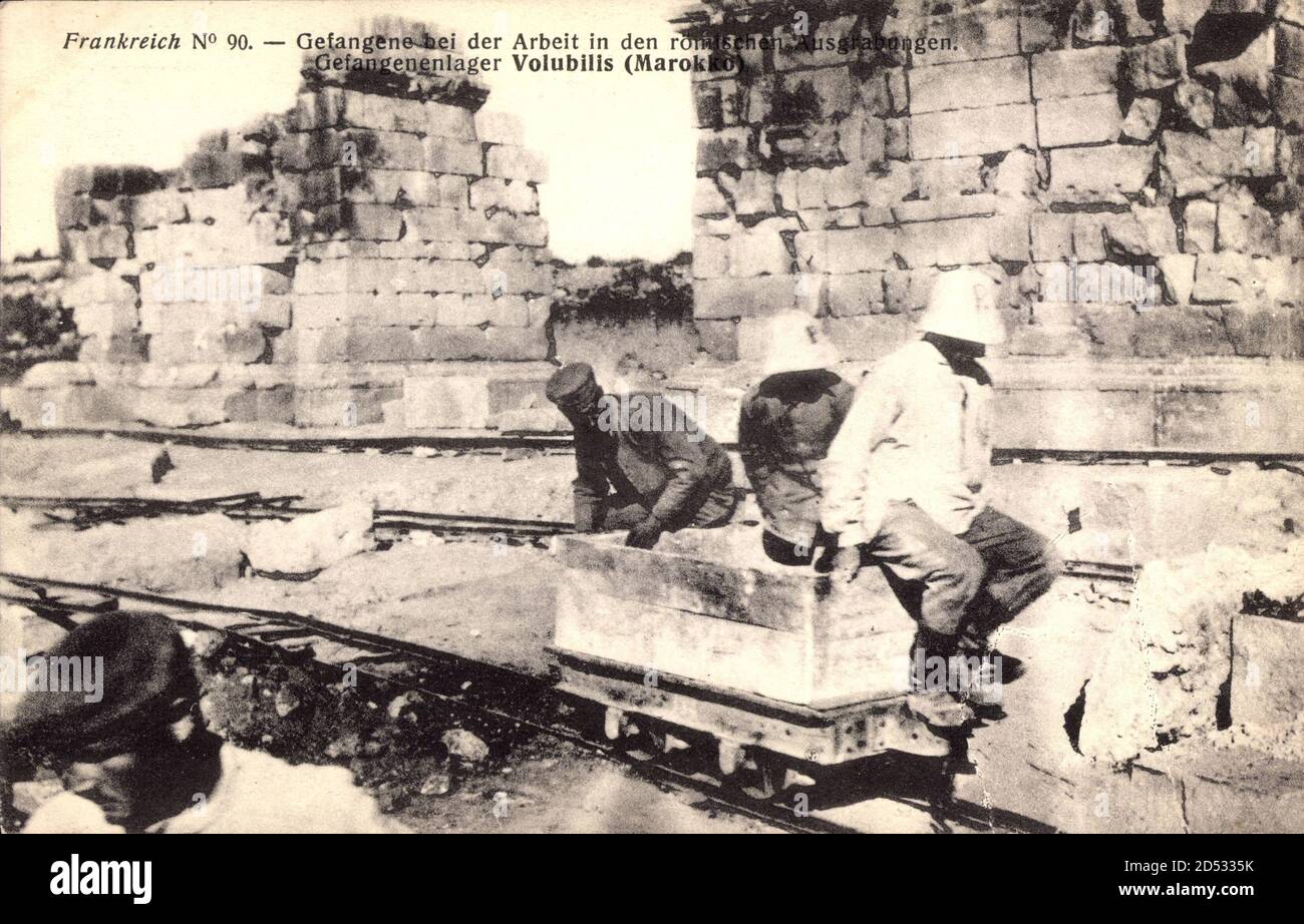 Volubilis Marokko, Kriegsgefangene bei der Arbeit in römischen Ausgrabungen | usage worldwide Stock Photo