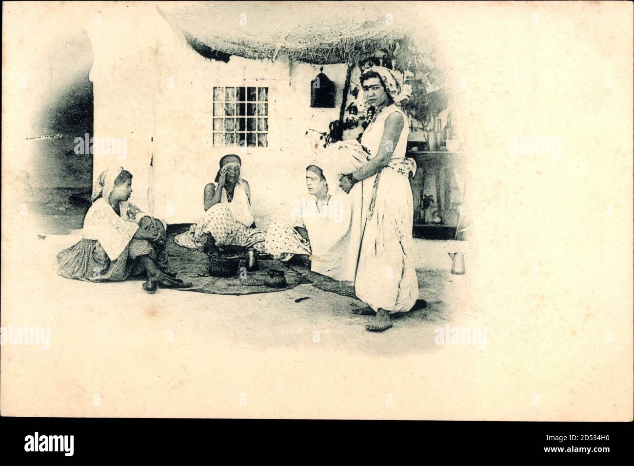 Drei sitzenende und eine stehende Frau vor einem Haus, Maghreb | usage worldwide Stock Photo