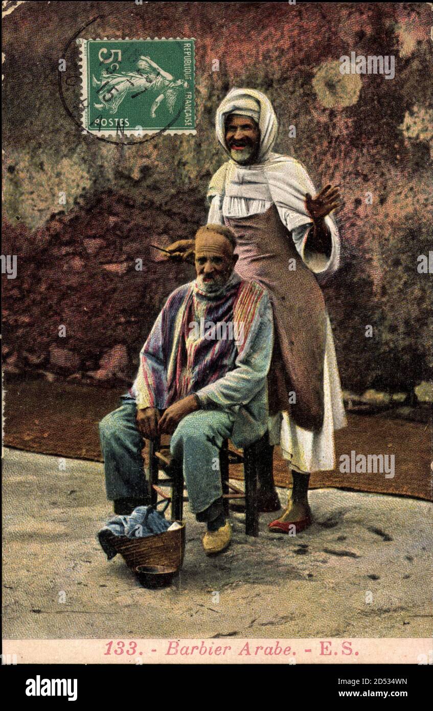 Barbier Arabe, arabischer Friseur, sitzender Mann, Maghreb usage worldwide Stock Photo Alamy