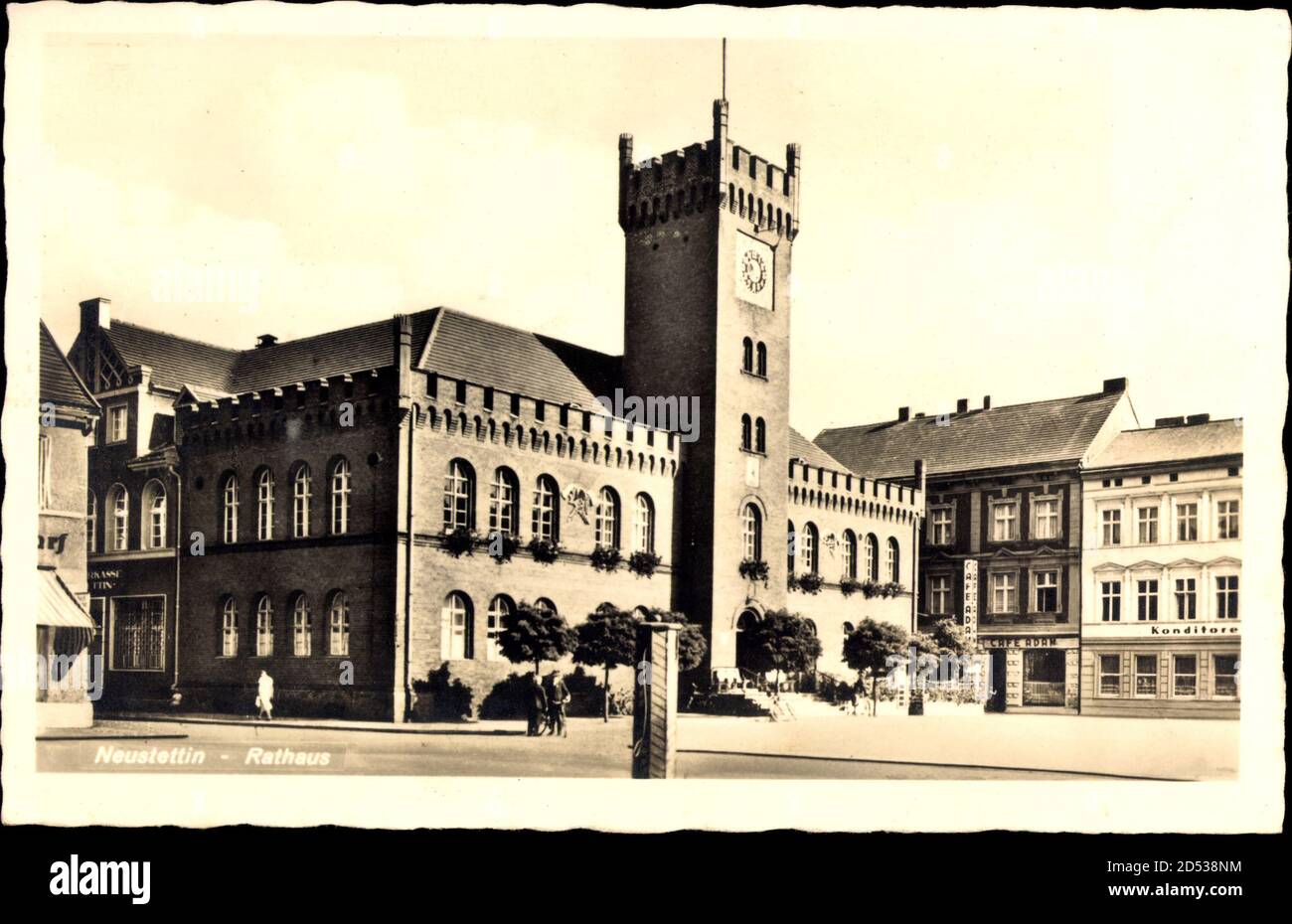Szczecinek Neustettin Pommern, Blick auf einen Platz und das Rathaus