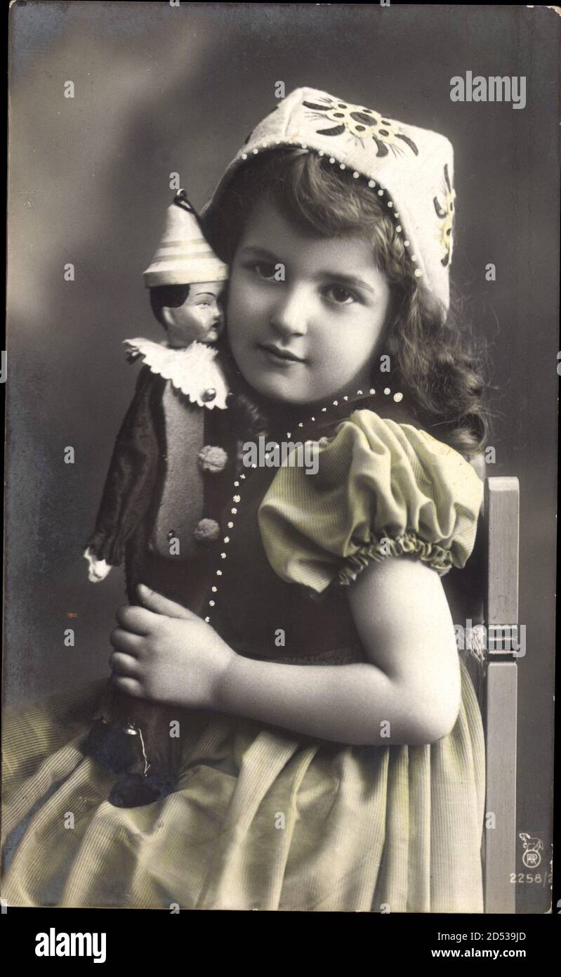 Kleines Mädchen mit Holzpuppe, RPH 2258 2, Portrait | usage worldwide Stock Photo