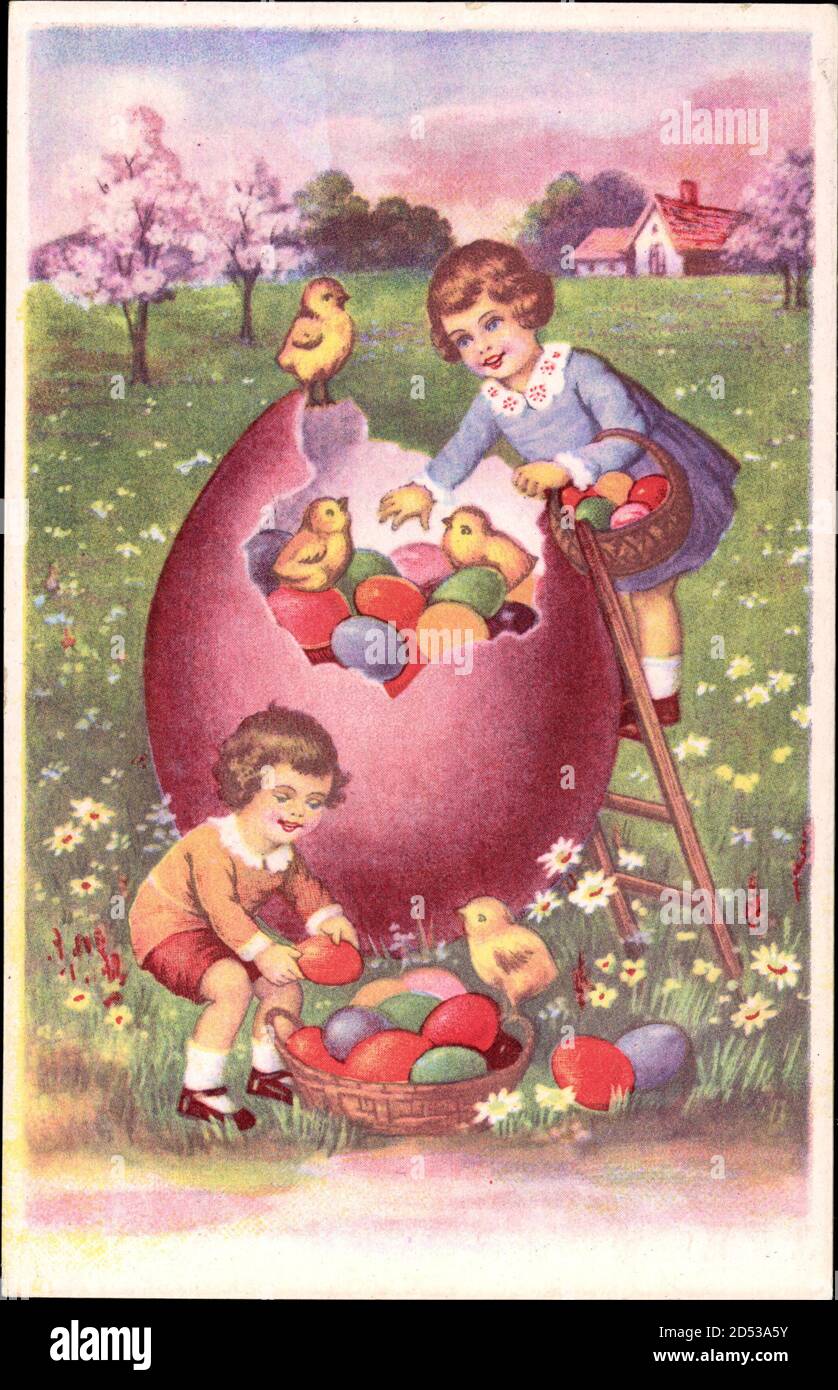 Glückwunsch Ostern, Kaputtes Osterei gefüllt mit Ostereiern, Küken | usage worldwide Stock Photo