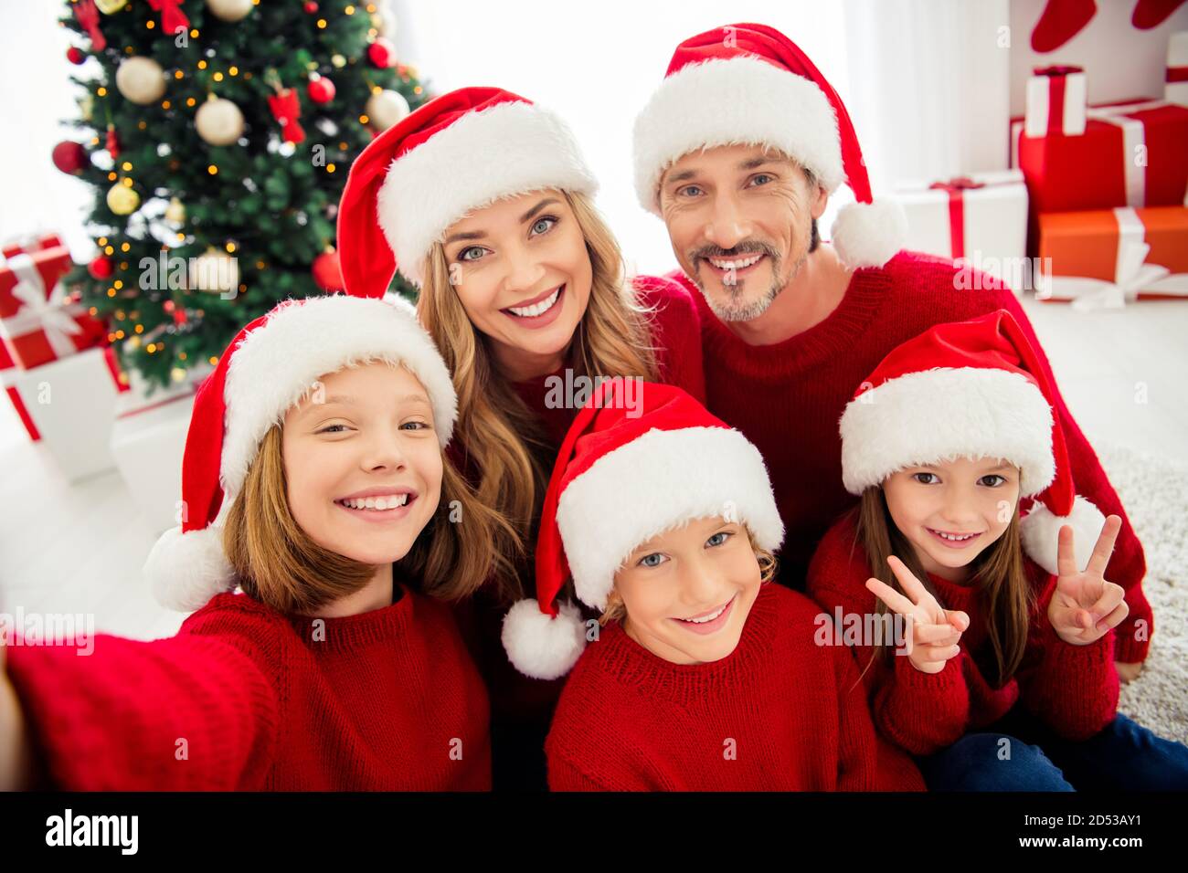 Photo of full big family five people meeting three little kids girl daughter show v-sign take shoot selfie wear x-mas headwear red jumper in home Stock Photo