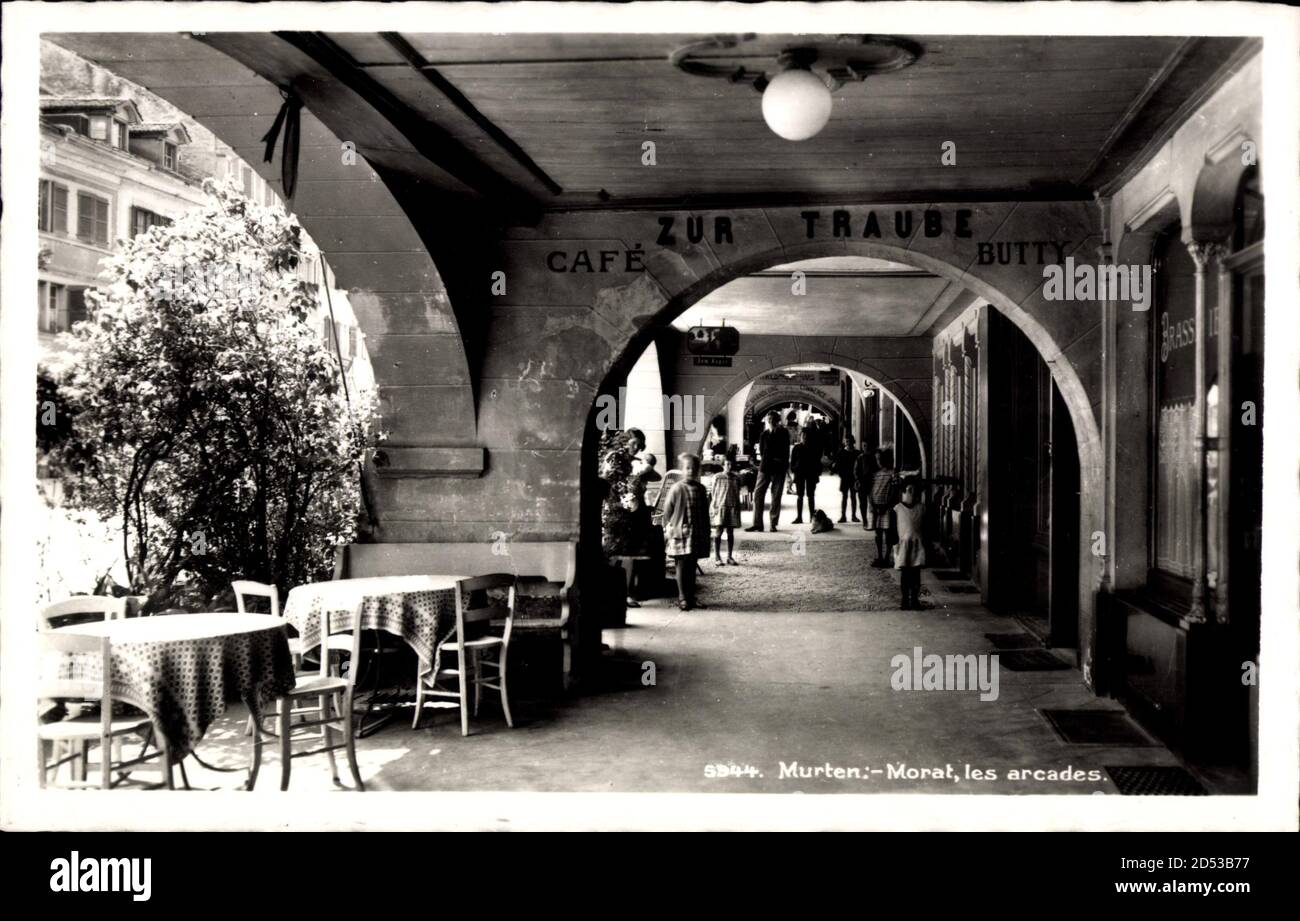 Murten Morat Kt. Freiburg, Les Arcades, Passanten, Cafe Zur Traube | usage worldwide Stock Photo