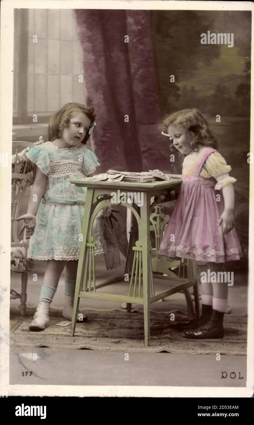 Zwei Mädchen beim Kartenspielen, Tisch, Kleid, DOL 177 | usage worldwide Stock Photo