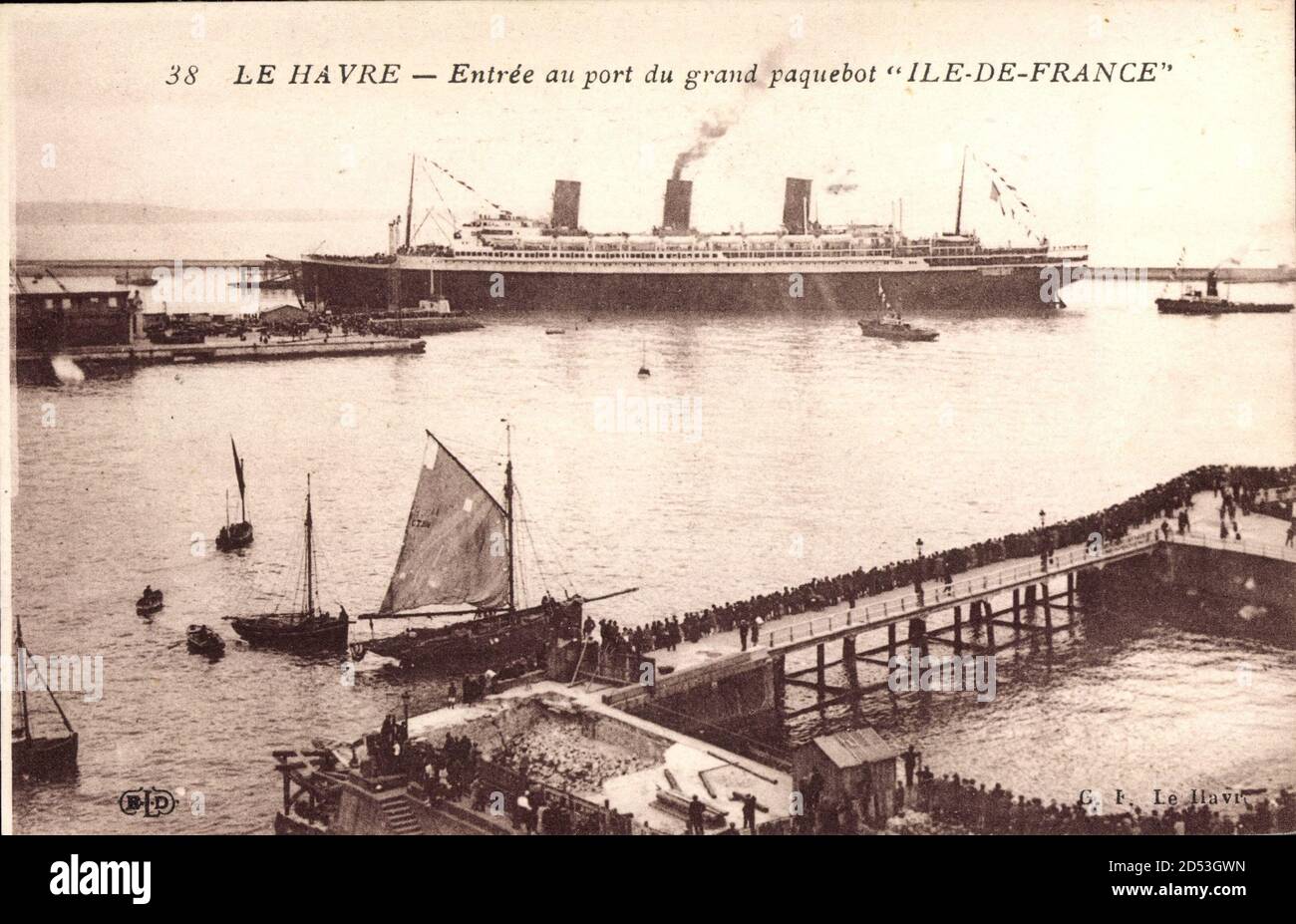 Le Havre, Paquebot Ile de France, entree au port, CGT, French Line | usage worldwide Stock Photo