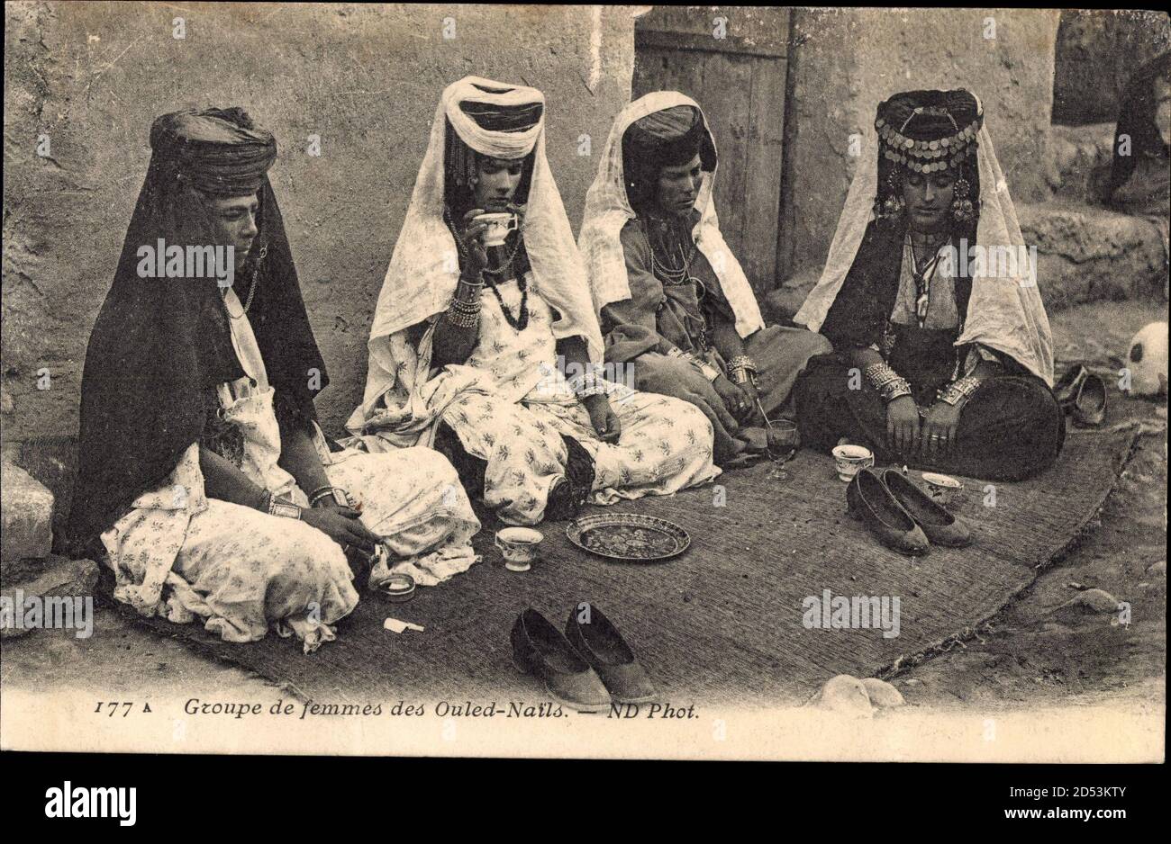 Groupe de Femmes des Ouled Nails, junge Frauen, Neurdein Frères N.D. 177 A | usage worldwide Stock Photo