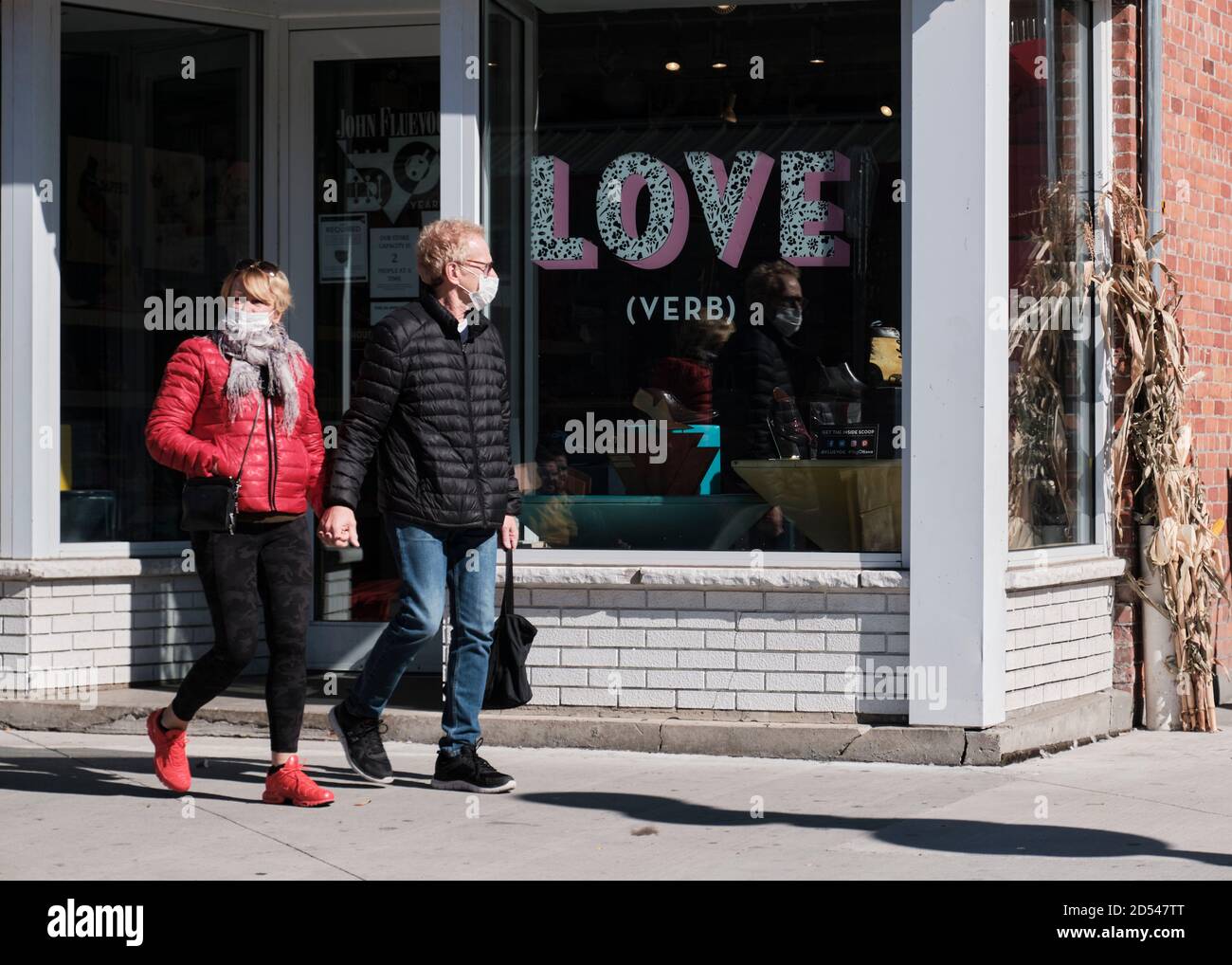 Couple holding each other hands hi-res stock photography and images - Alamy