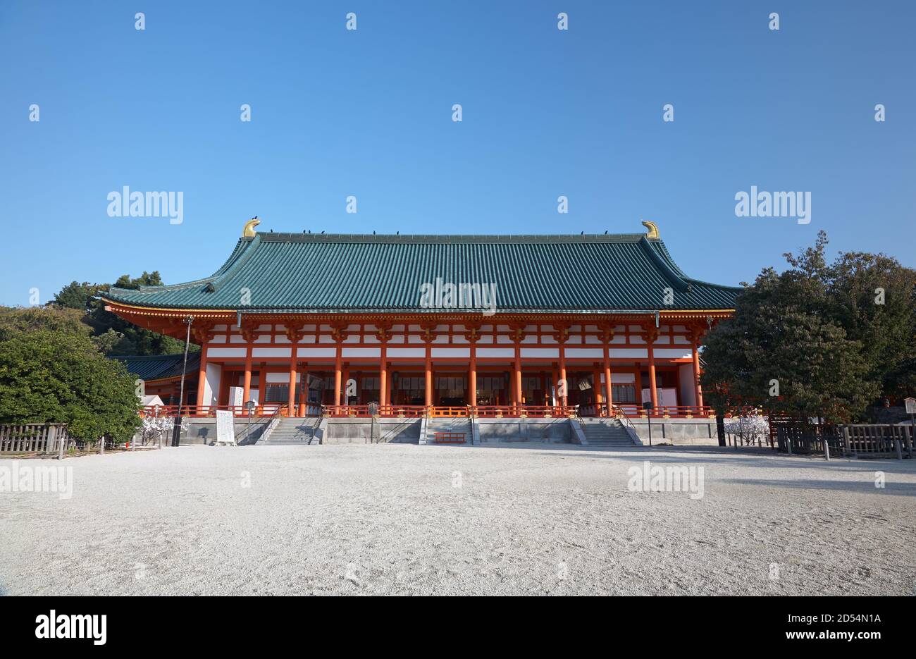 The bright vermilion Daigoku-den Hall. In the Heian Period, the center ...